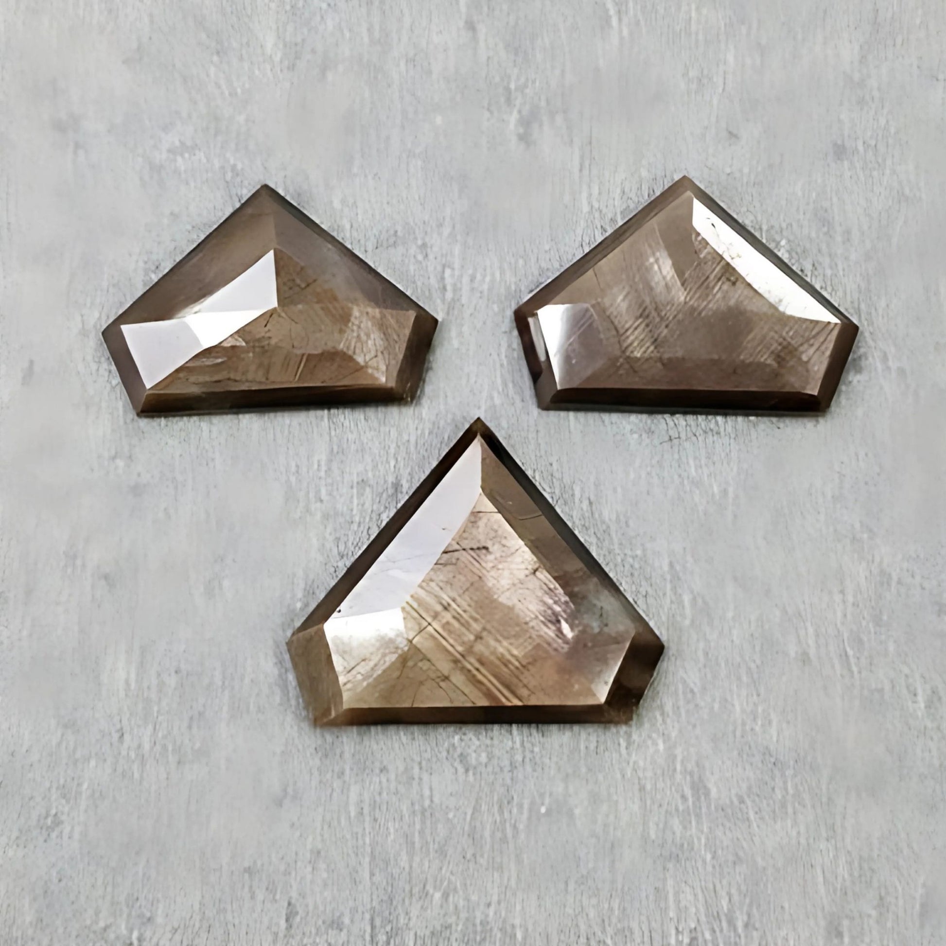 チョコレートサファイア トライアングルステップカット