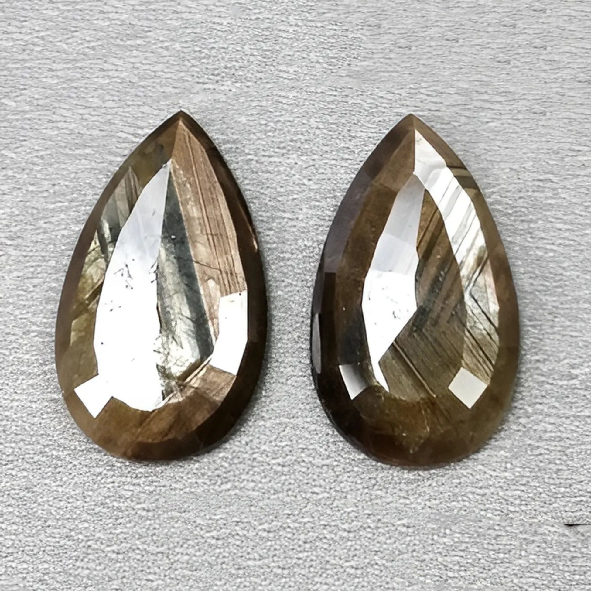 チョコレートサファイア ペアシェイプカット