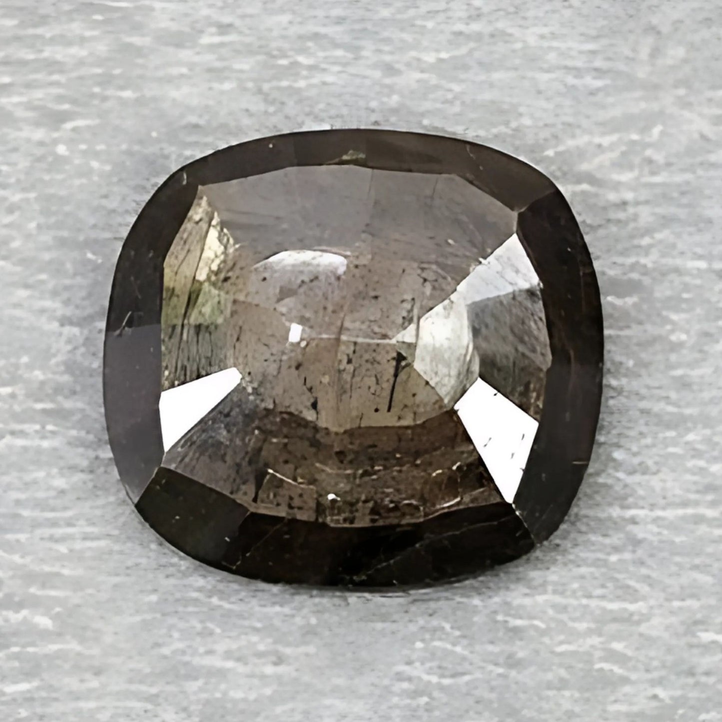 Schokoladen-Saphir im Kissenschliff