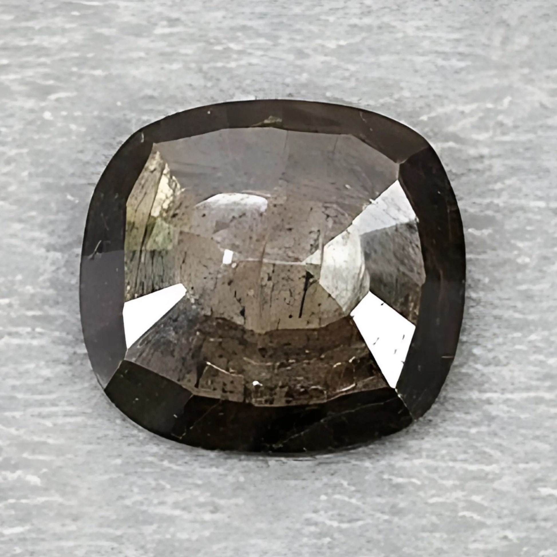 Schokoladen-Saphir im Kissenschliff