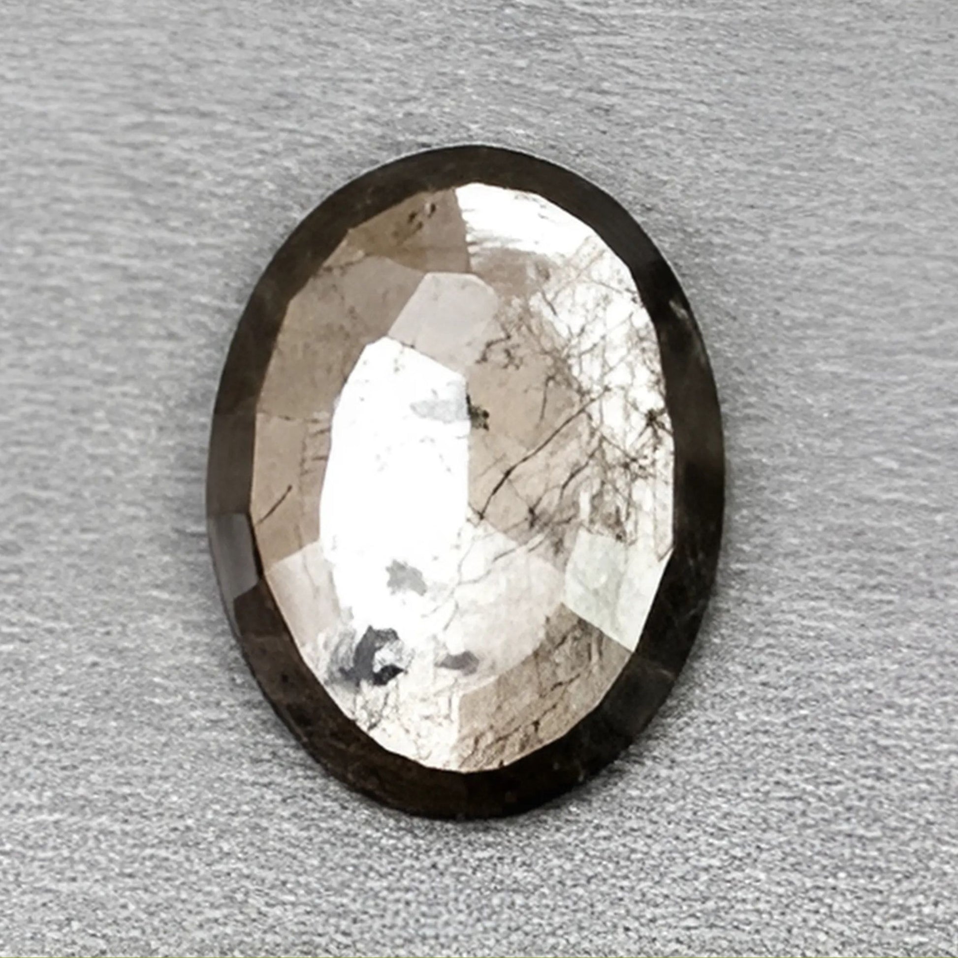 チョコレートサファイアオーバルファセットカット