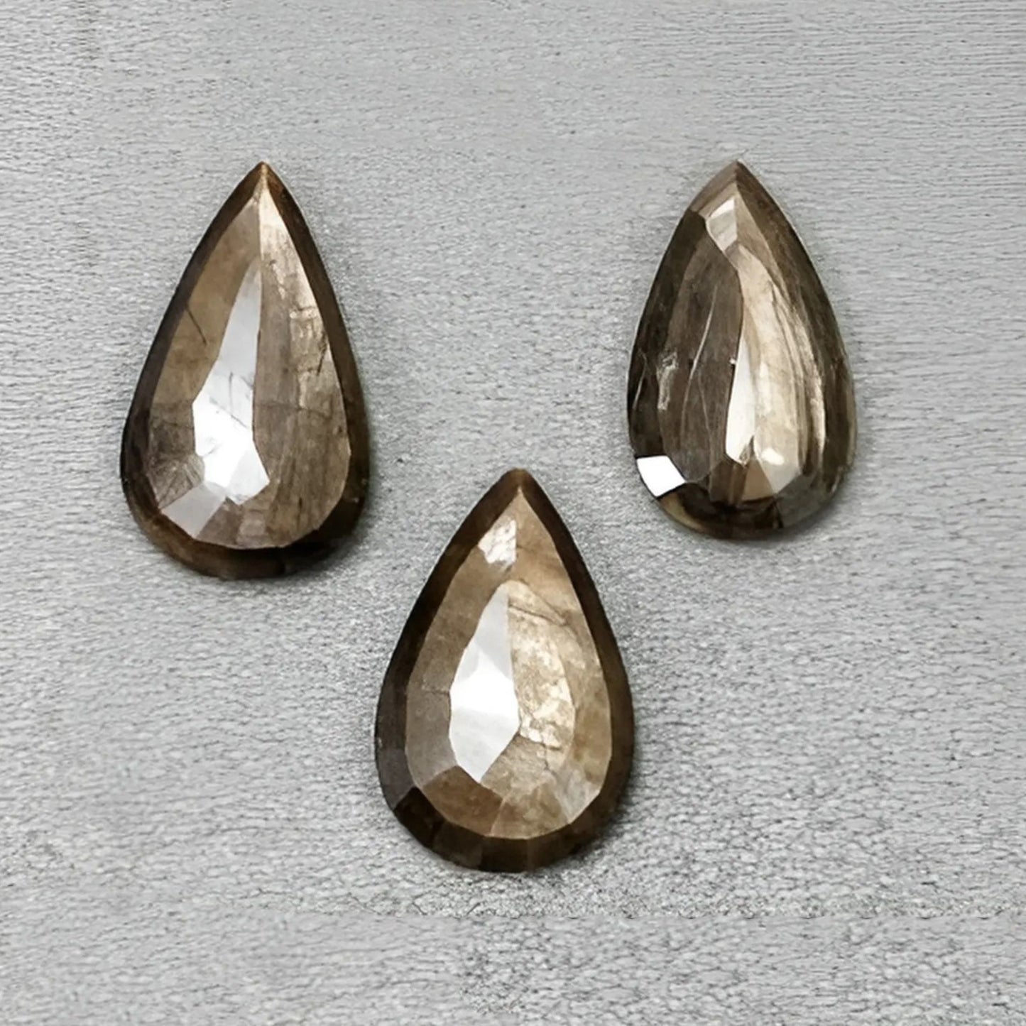 チョコレートサファイア ペアシェイプカット