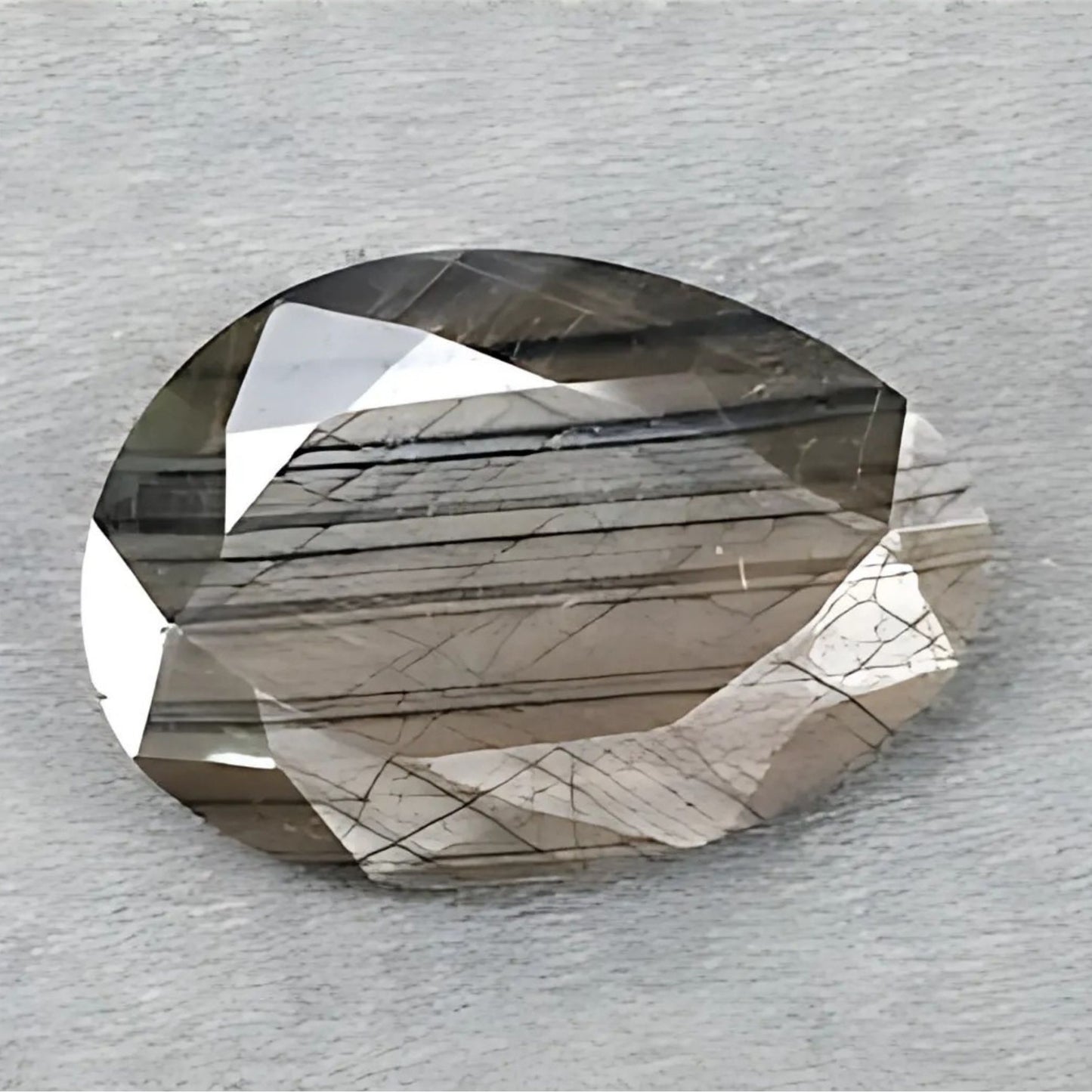 zaffiro cioccolato taglio sfaccettato irregolare