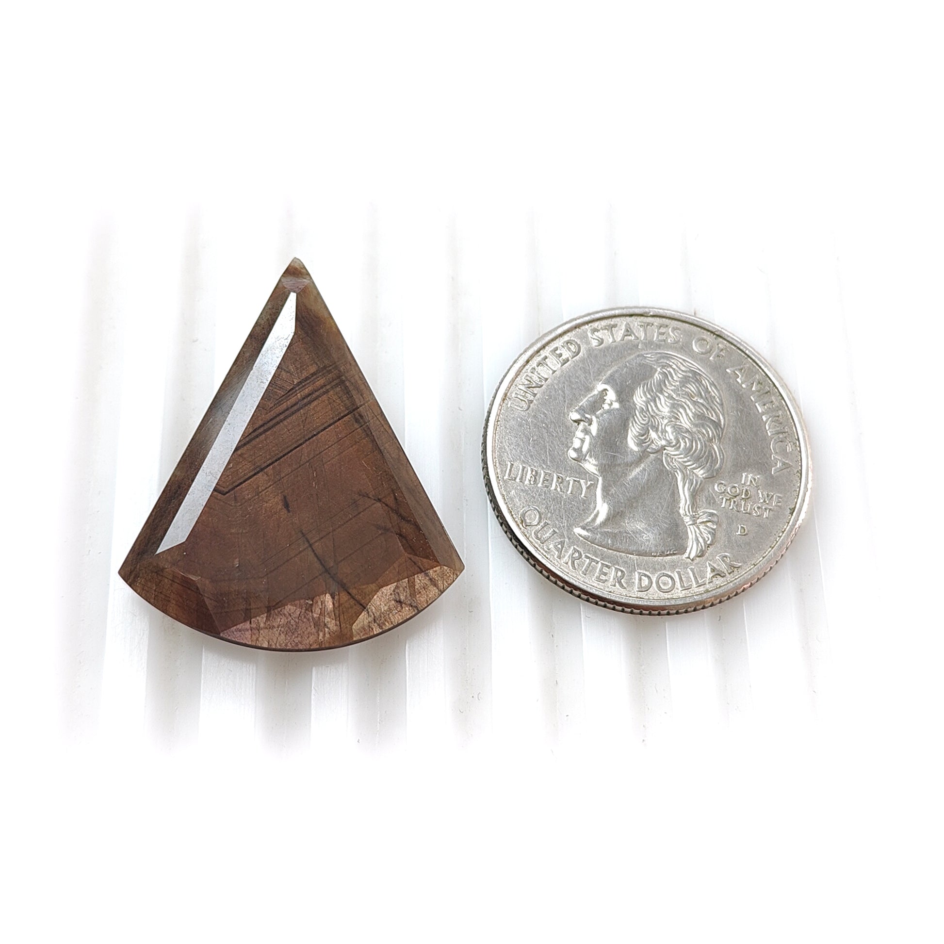 ゴールデンチョコレートサファイアトライアングルファセットカット