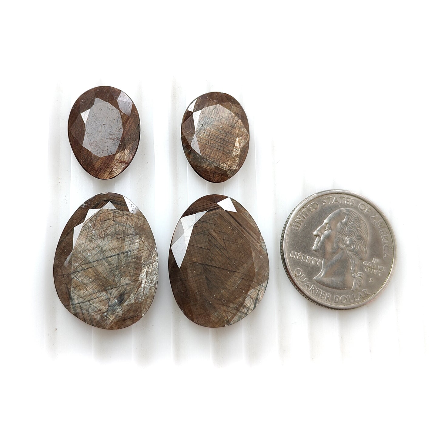 チョコレートサファイアのファンシーファセットカット