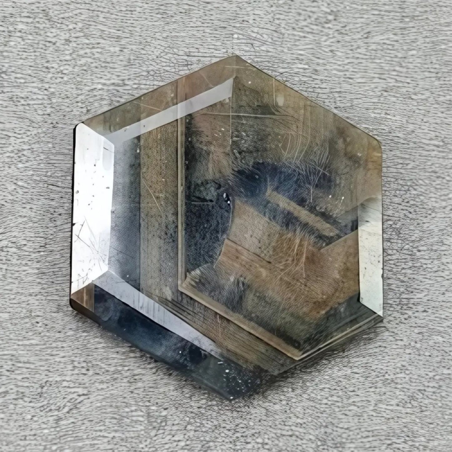 Schokoladen-Saphir im Sechseck-Facettenschliff