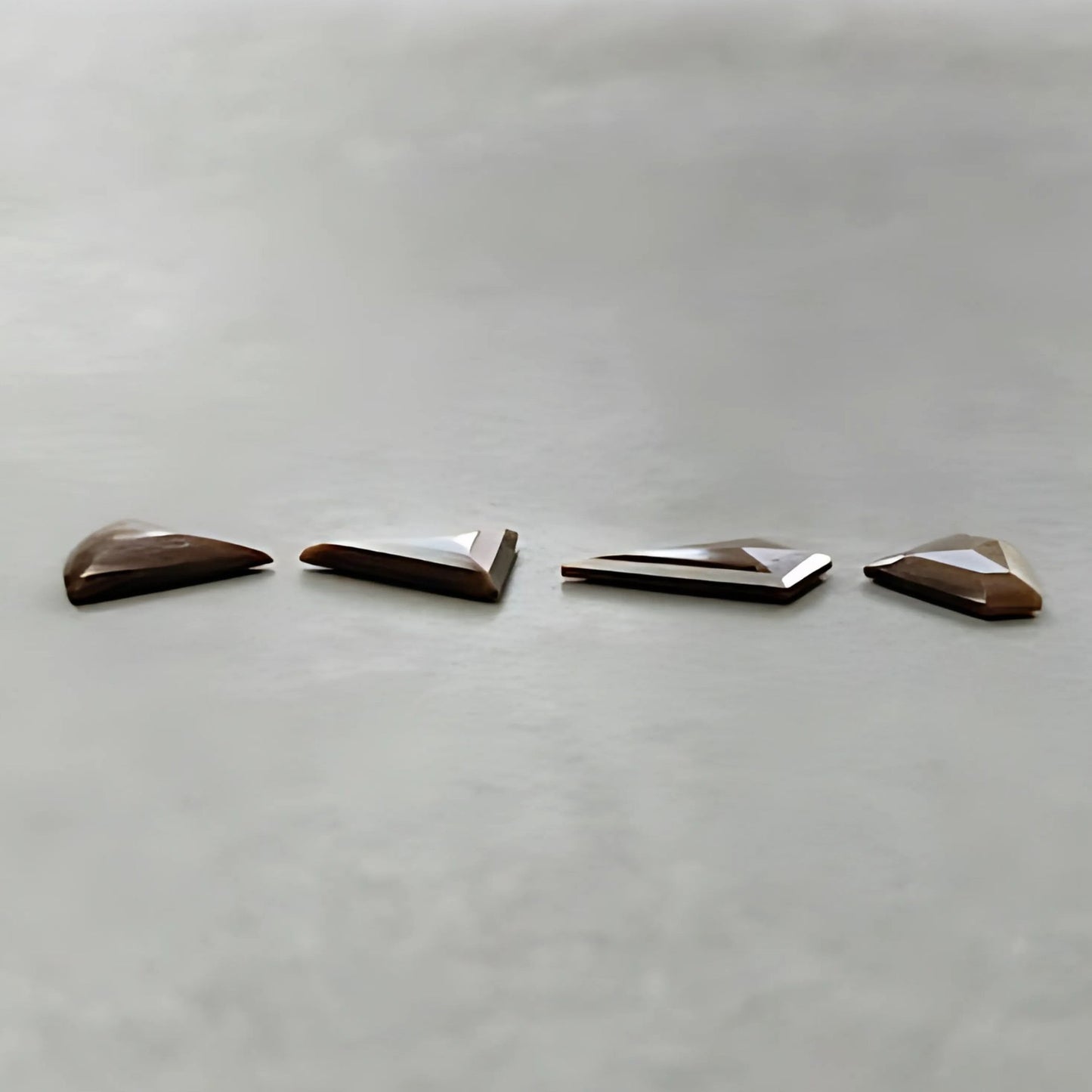 チョコレートサファイア トライアングルファセットカット