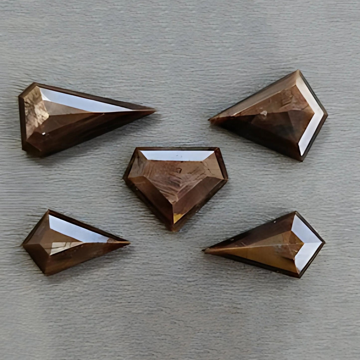 チョコレートサファイア トライアングルファセットカット