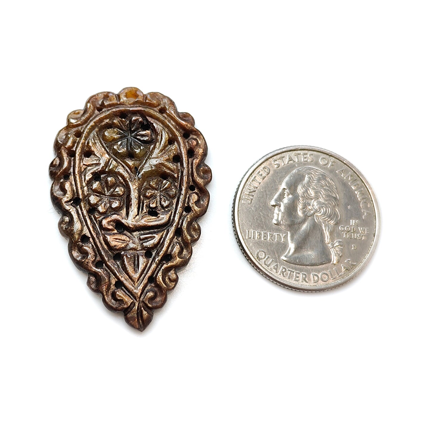 金色のチョコレートサファイアの葉の彫刻