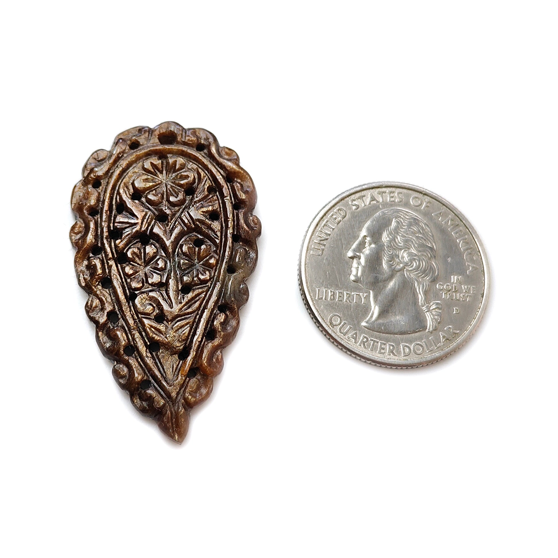 金色のチョコレートサファイアの葉の彫刻