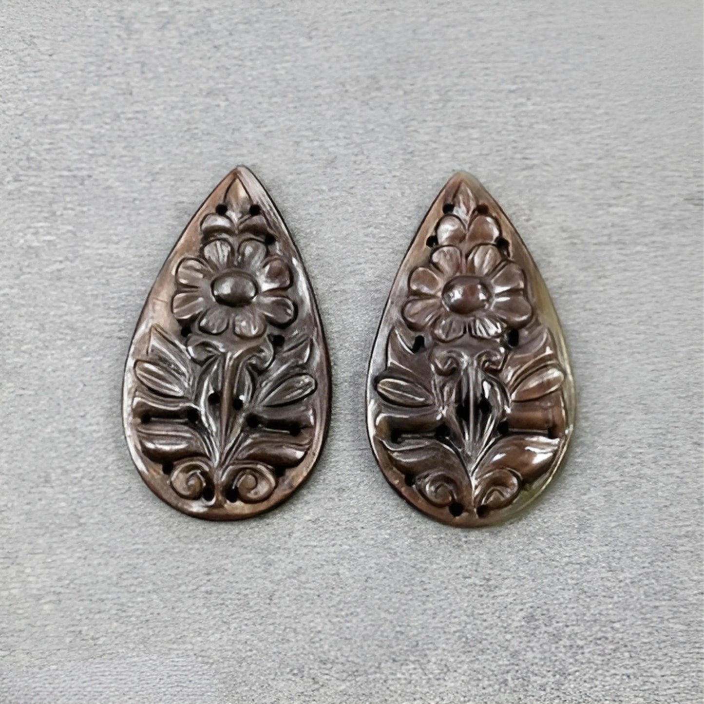 チョコレートサファイアの洋梨の彫刻