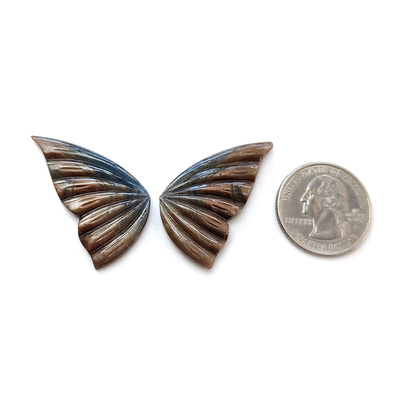 金色のチョコレートサファイアの蝶の彫刻