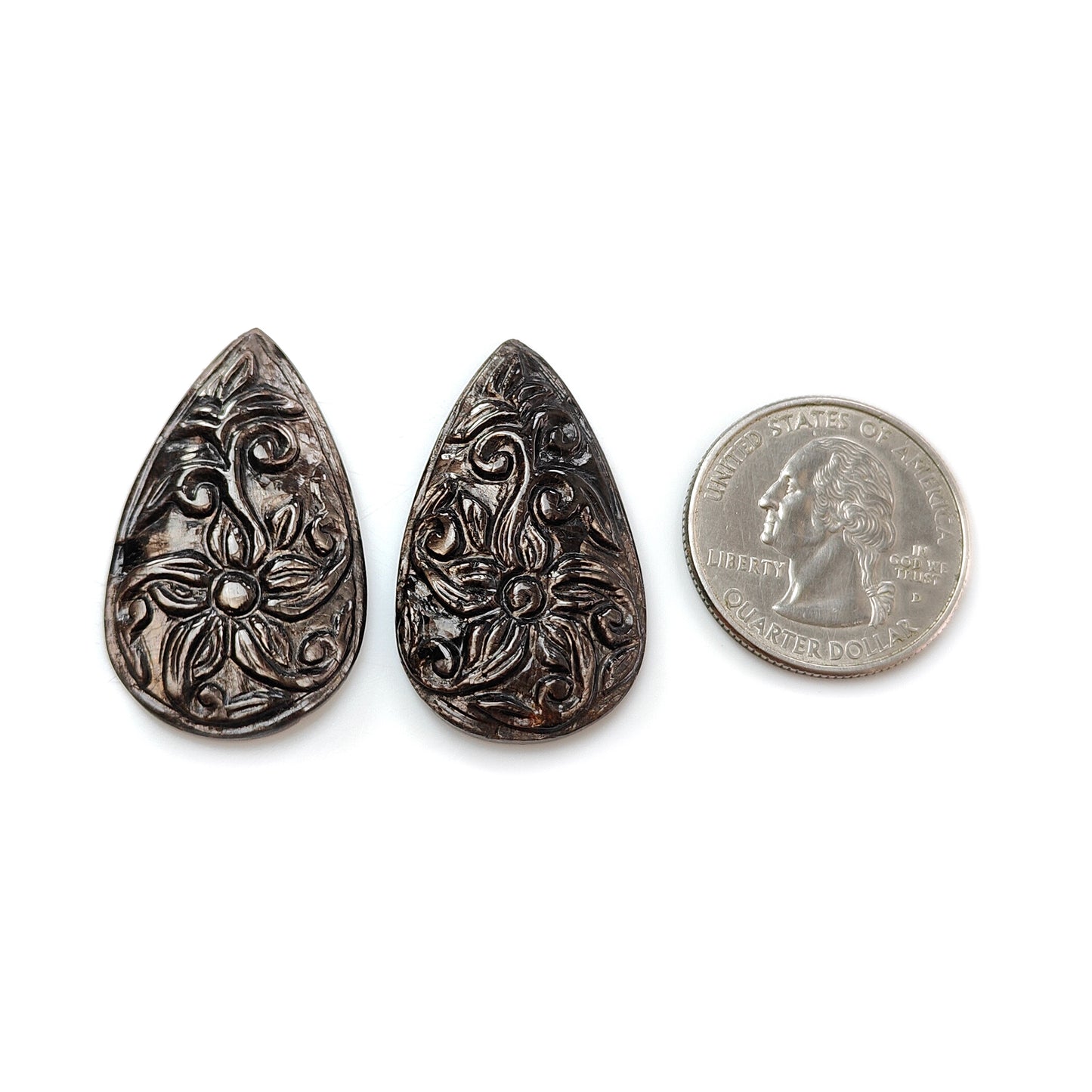 intaglio di pera in zaffiro e cioccolato dorato