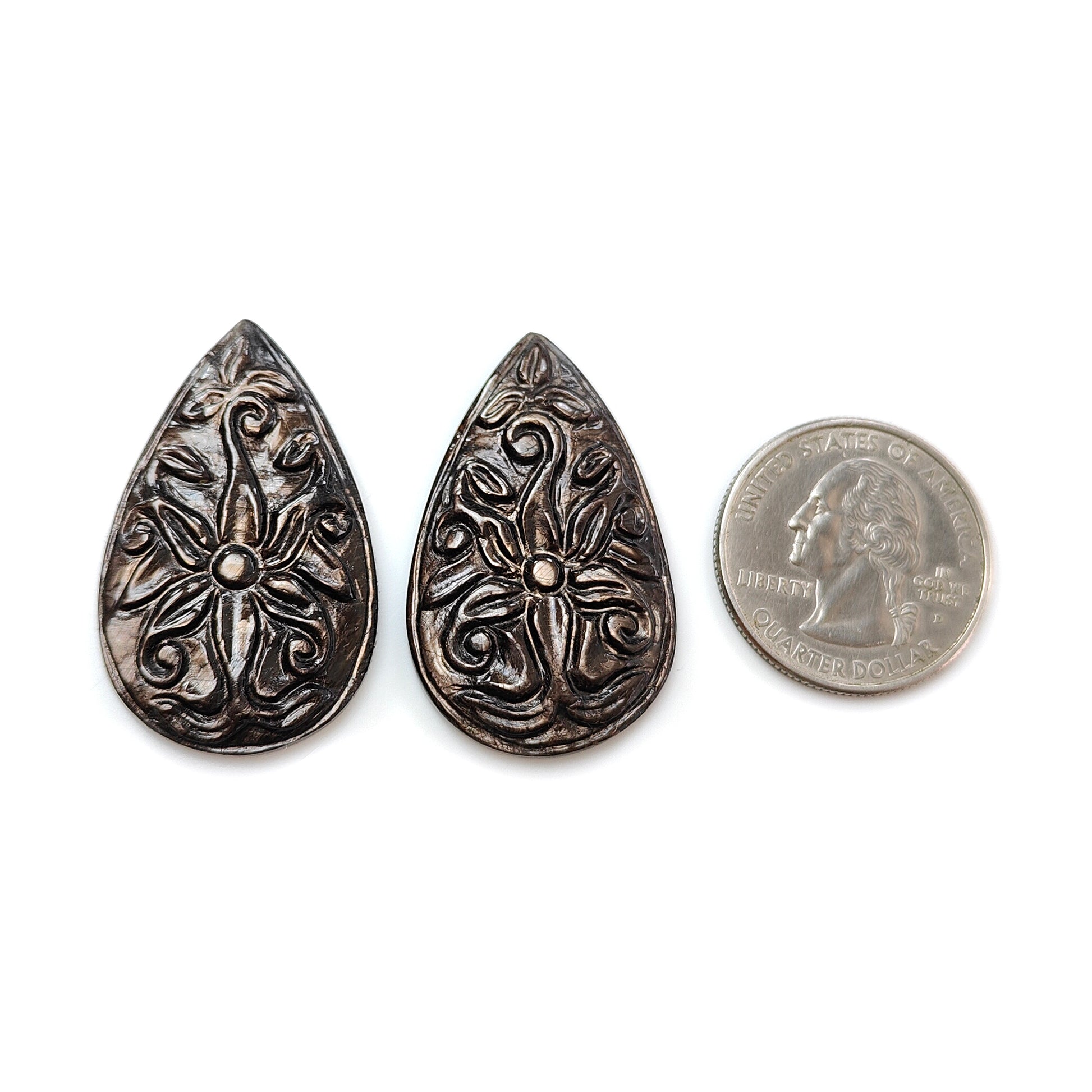 intaglio di pera in zaffiro e cioccolato dorato