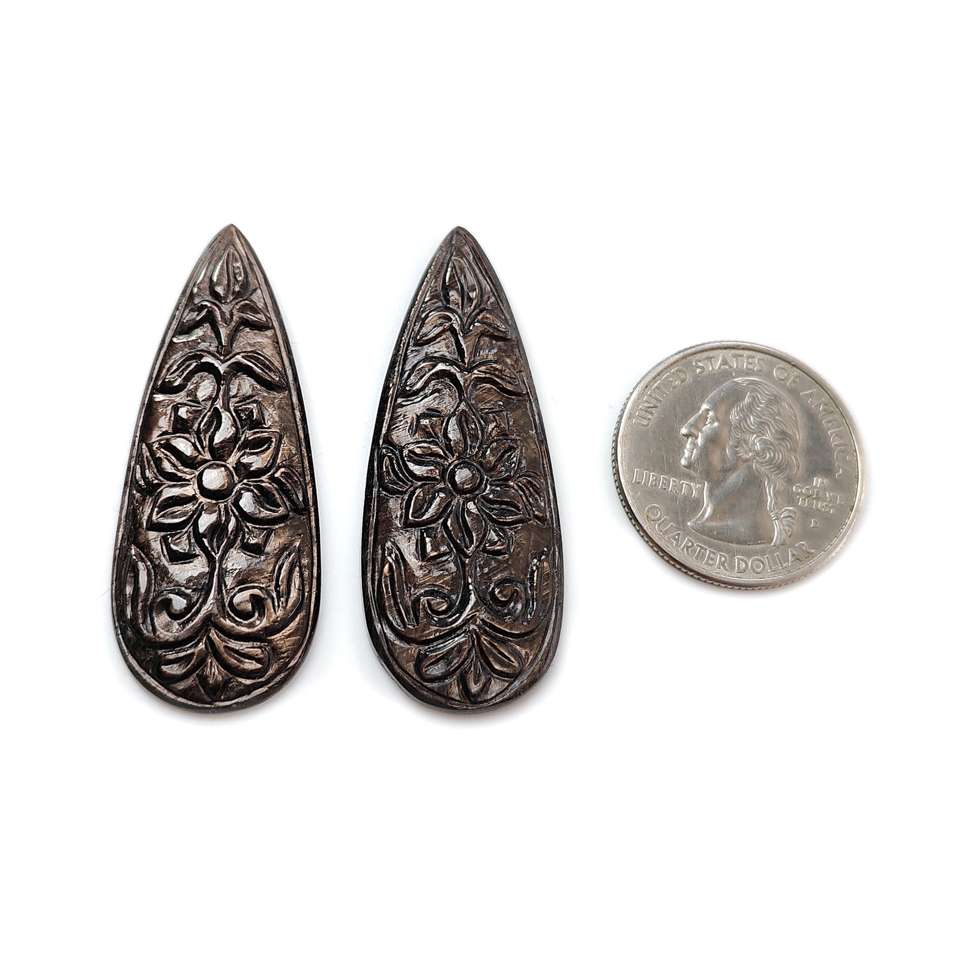 intaglio di pera in zaffiro e cioccolato dorato