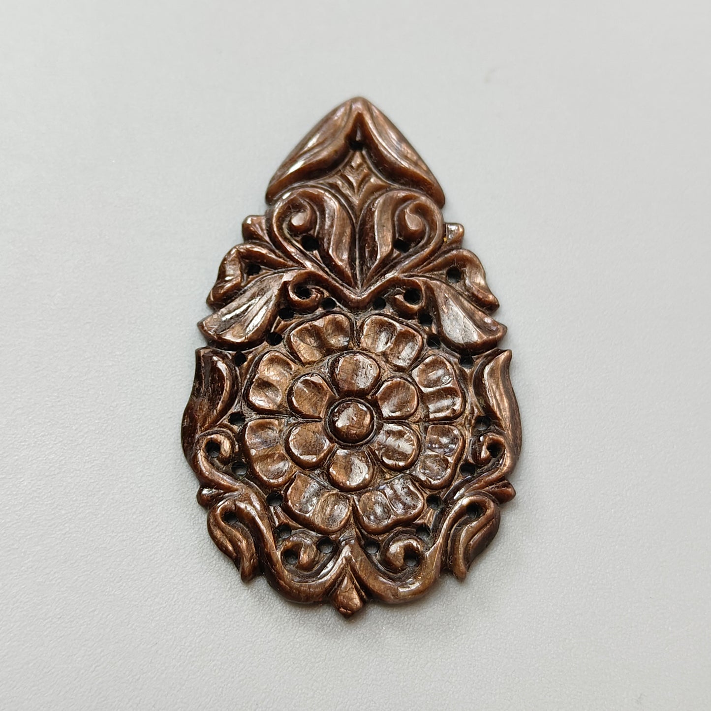 Scultura di pera in cioccolato dorato e zaffiro