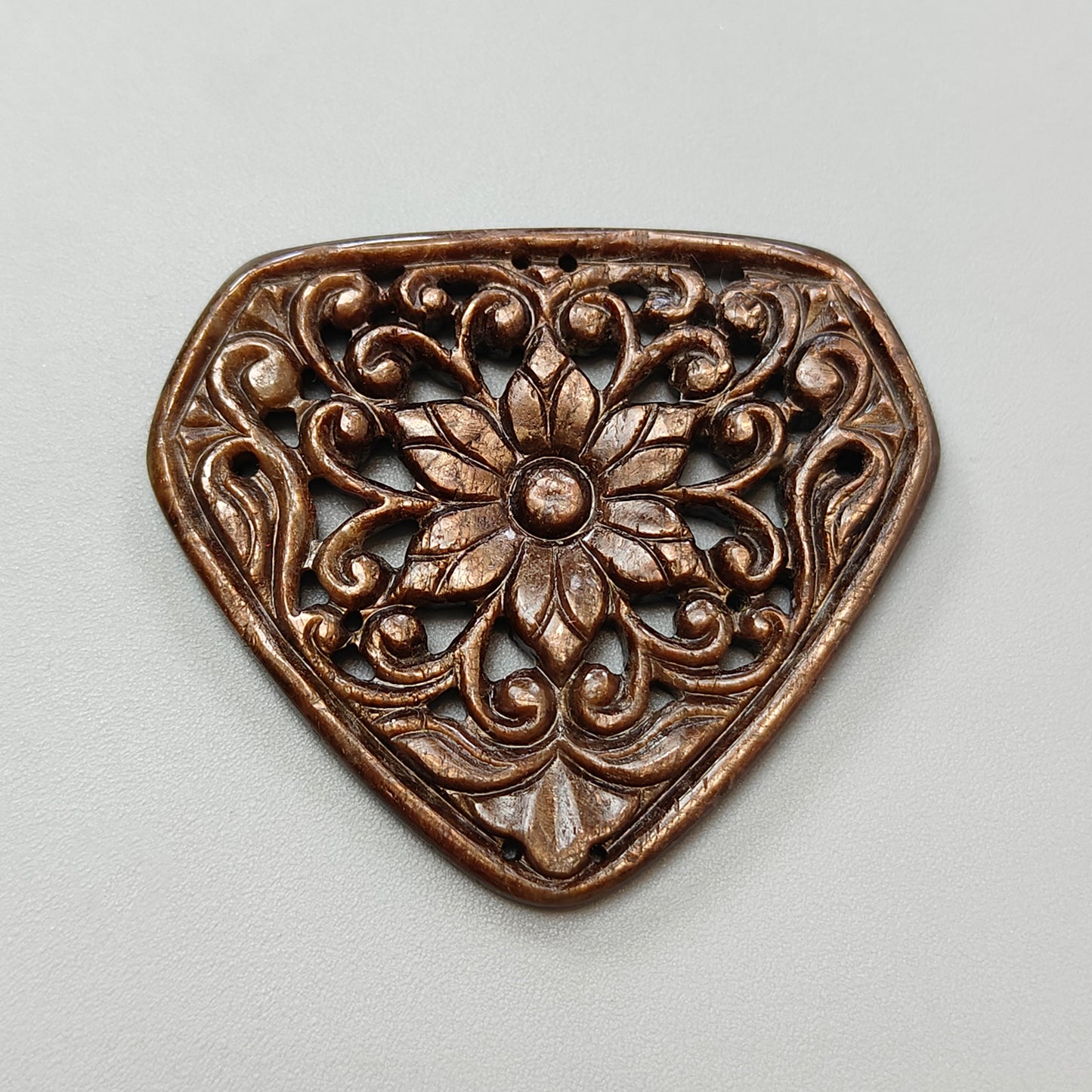 نحت فاخر على حجر الياقوت الشوكولاتة الذهبي