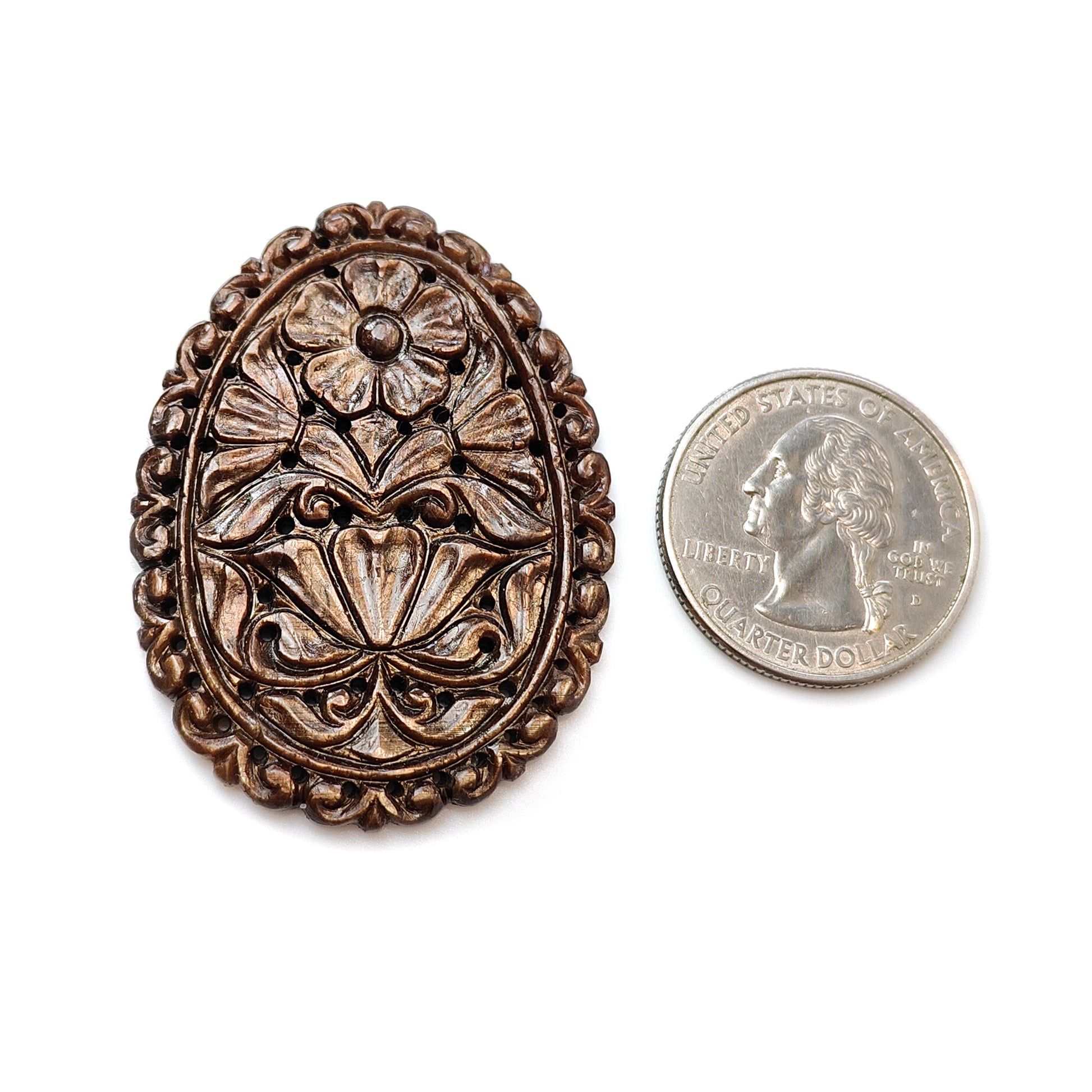 金色のチョコレートサファイアの卵の彫刻