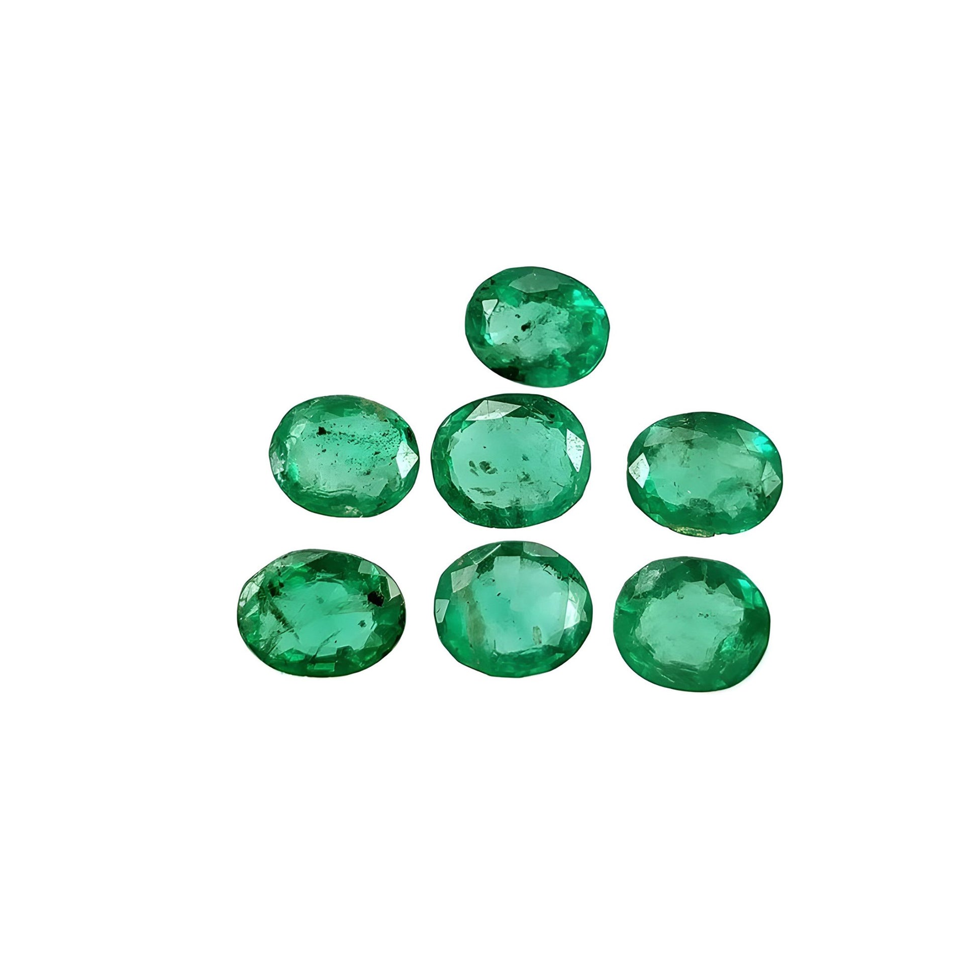 エメラルドのファセットカットの宝石