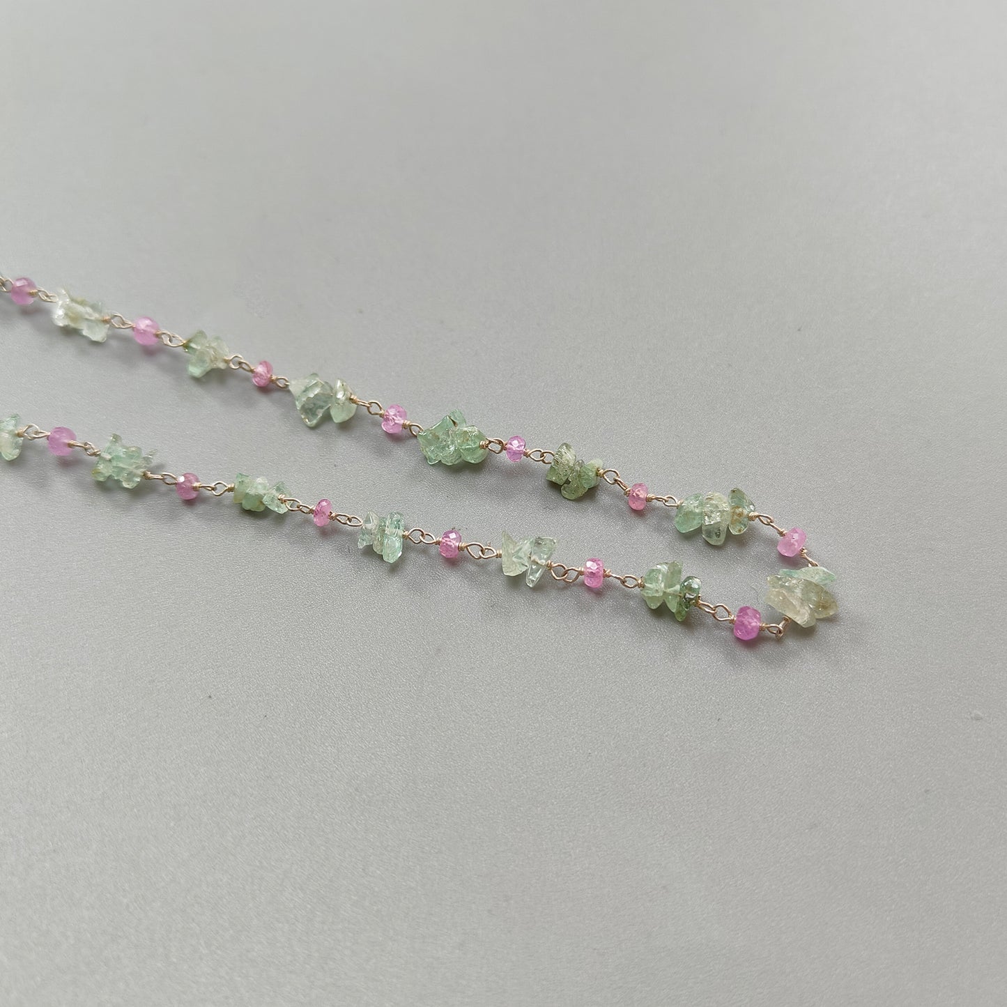 قلادة من حبات الياقوت الوردي