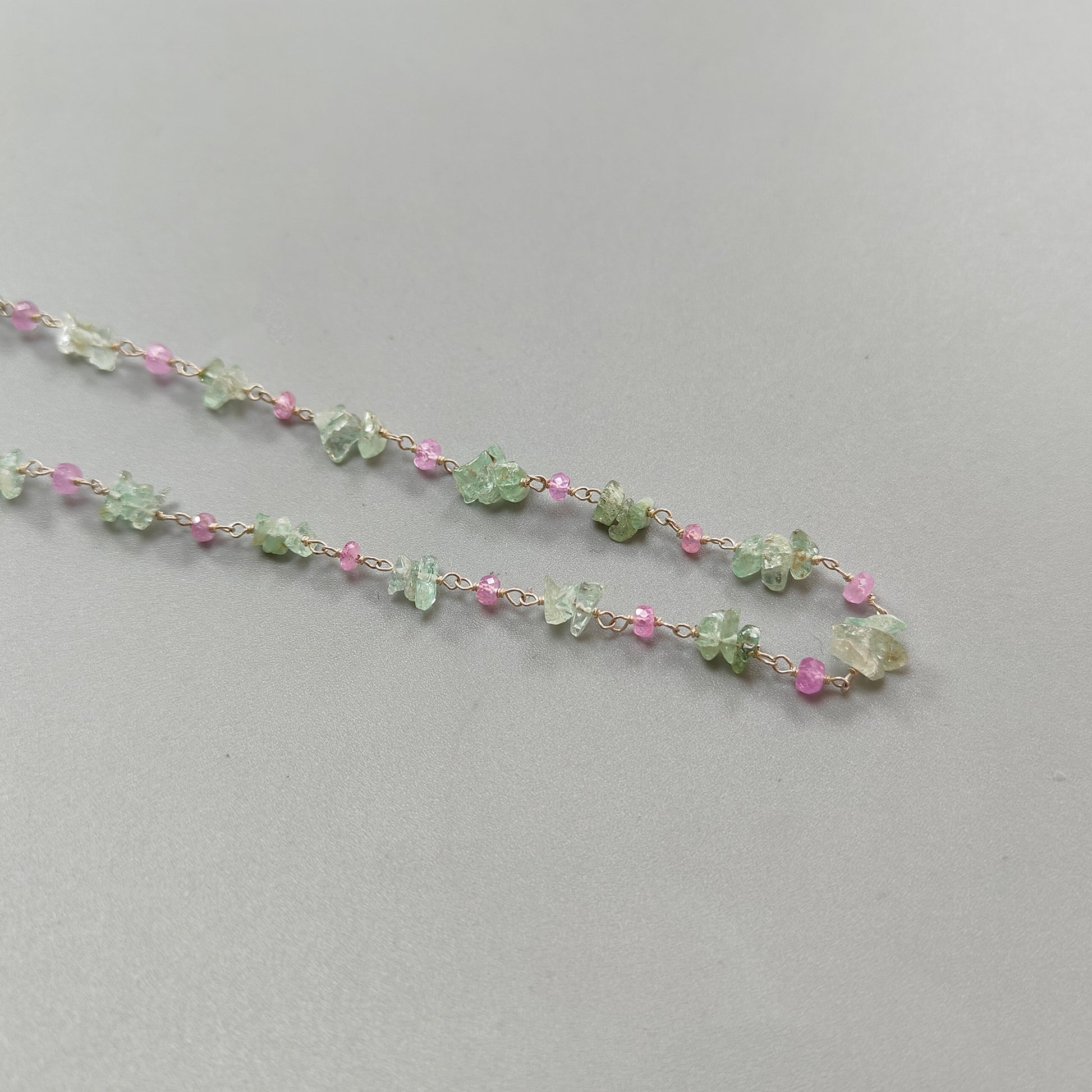 قلادة من حبات الياقوت الوردي