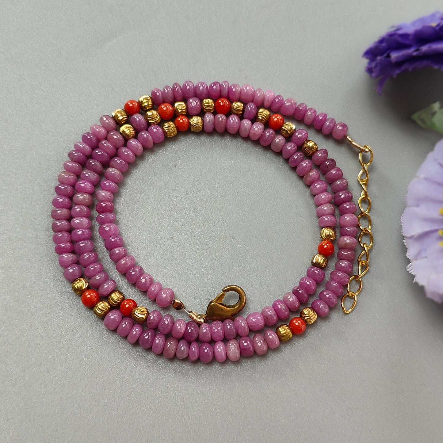 Collana Rondelle in ottone con corallo rosso rubino