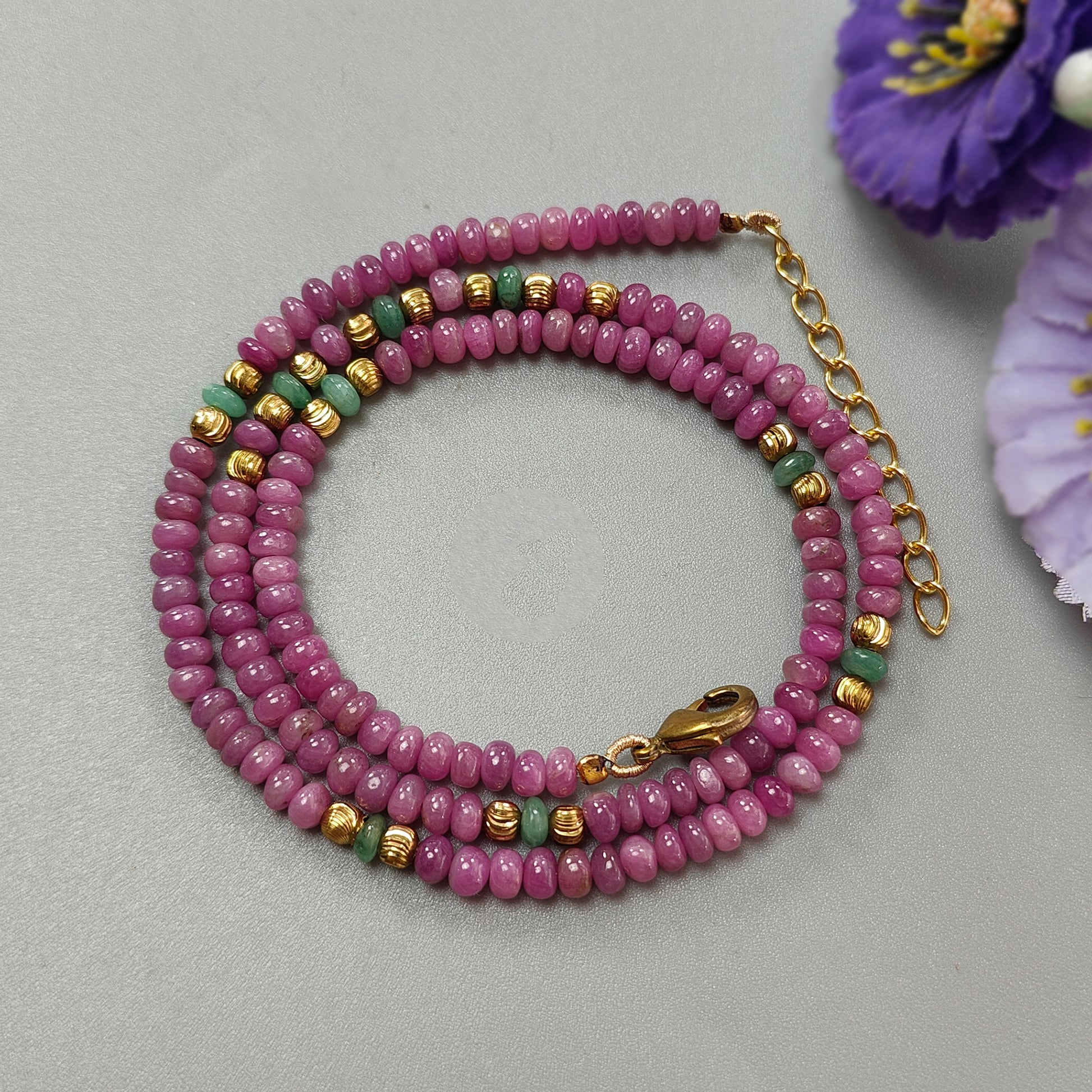 قلادة نحاسية دائرية بسيطة من الياقوت والزمرد