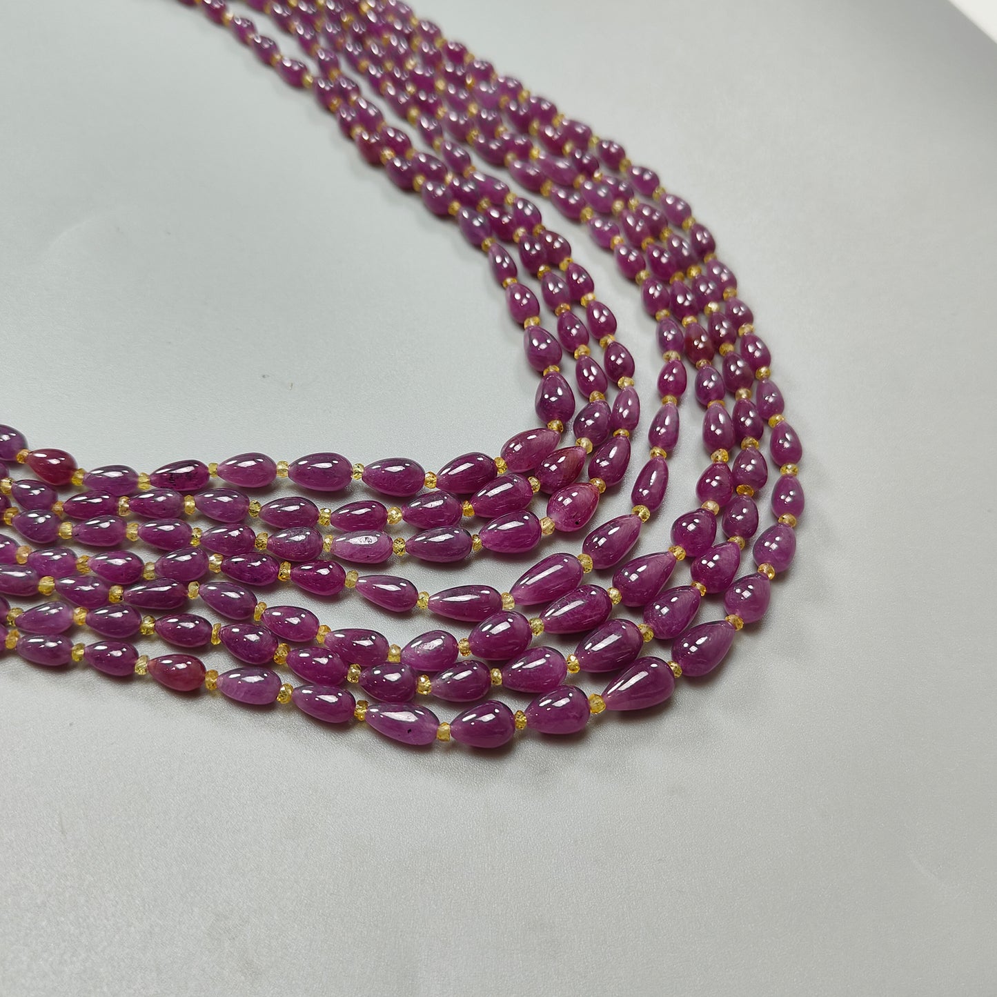 Collana con perle a goccia di rubino