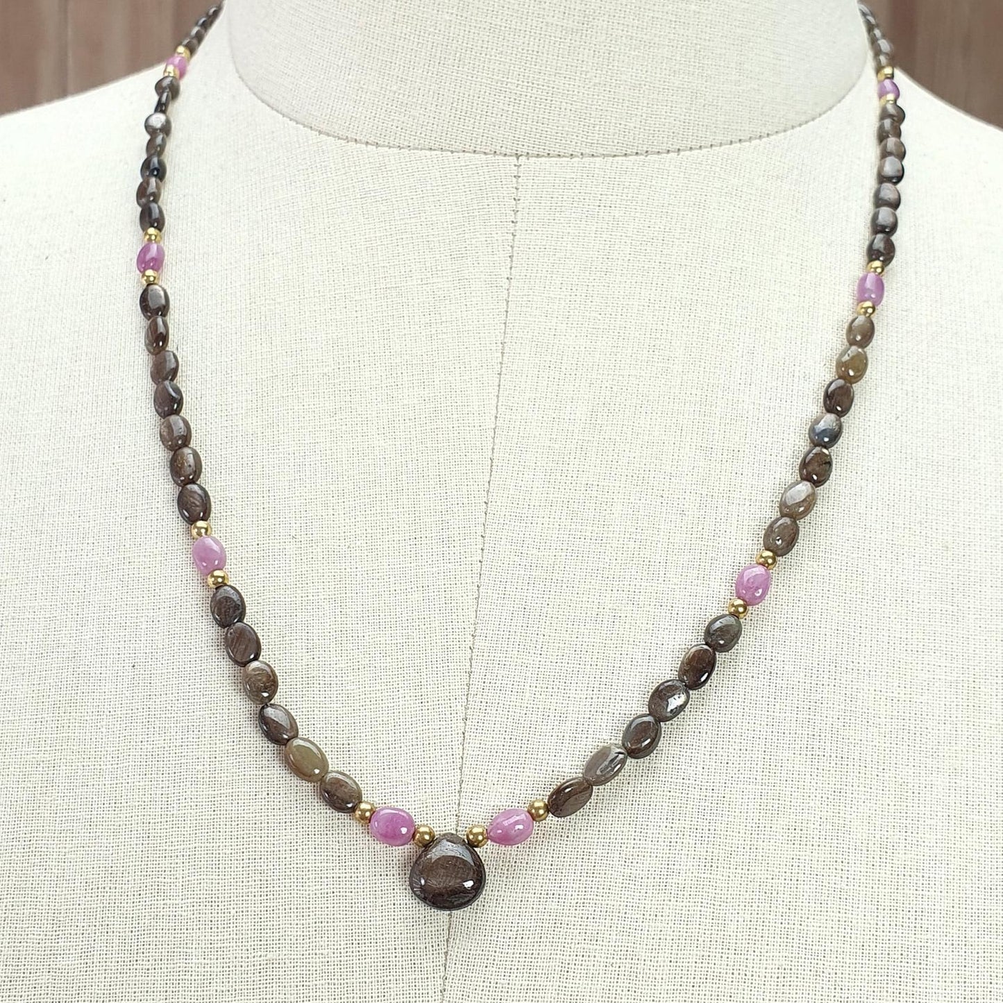 Golden & Pink Sapphire Oval Plain Brass Necklace: 18.04gms Golden & Pink Sapphire Oval Plain Brass Necklace 5*4mm-7*5mm ,10mm 21"( Apx)