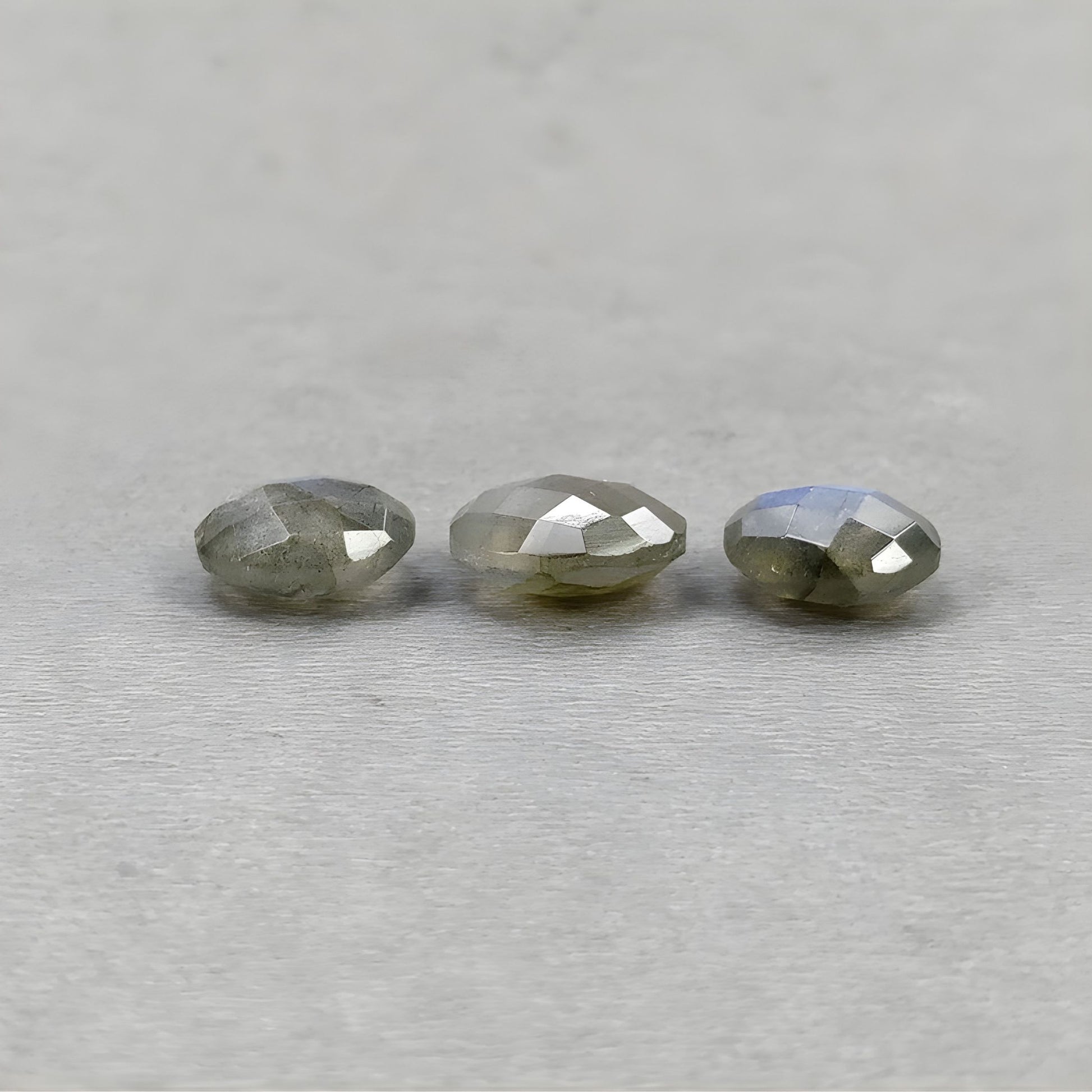 labradorite con riflessi arcobaleno