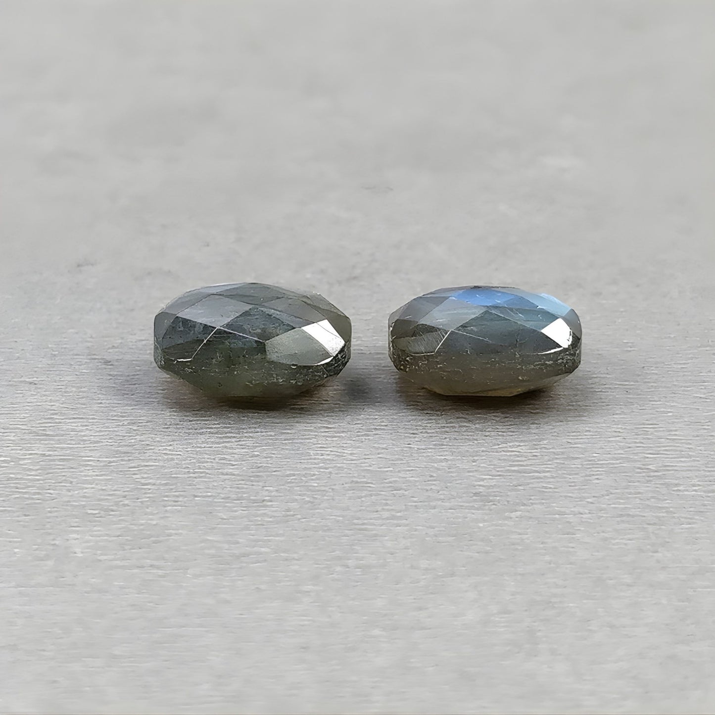 labradorite con taglio a scacchiera