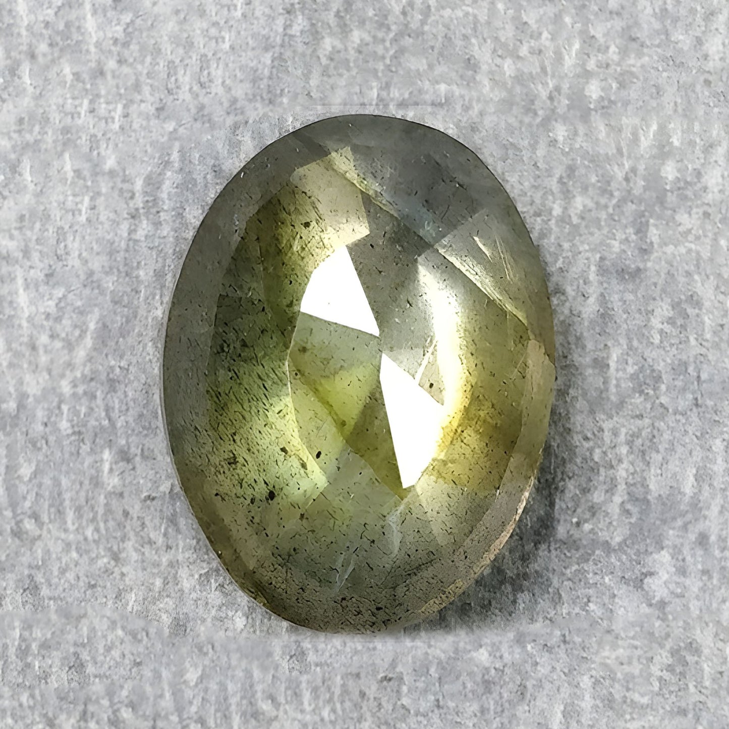 未经处理的拉长石宝石