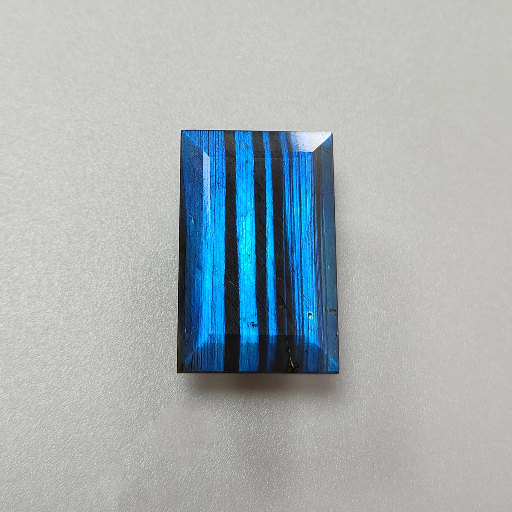 Огранка лабрадорита