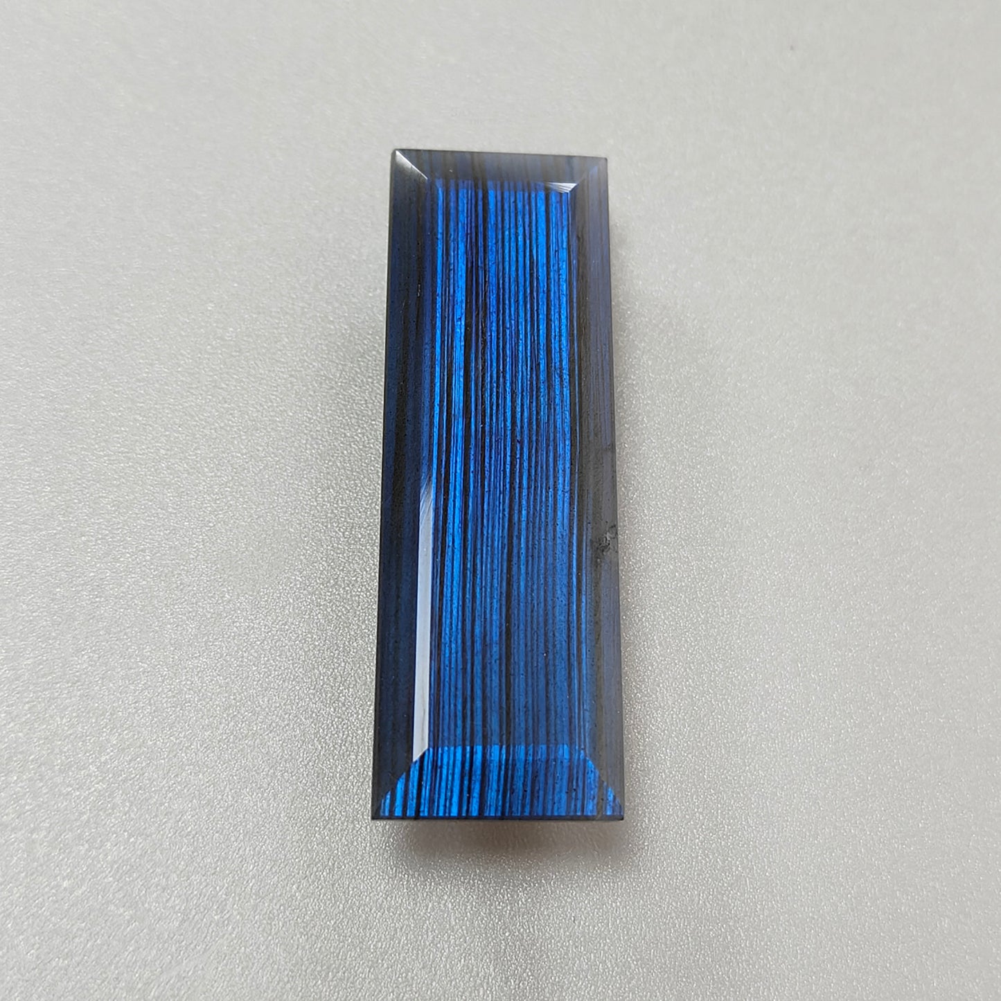 Лабрадорит ограненный