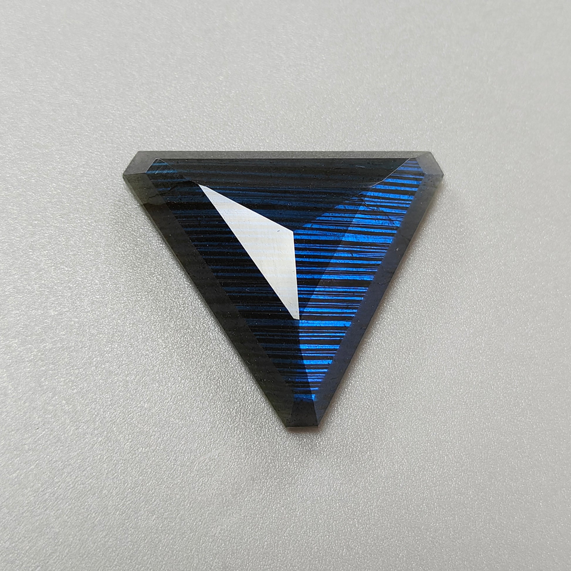 蓝色拉长石三角形刻面切割