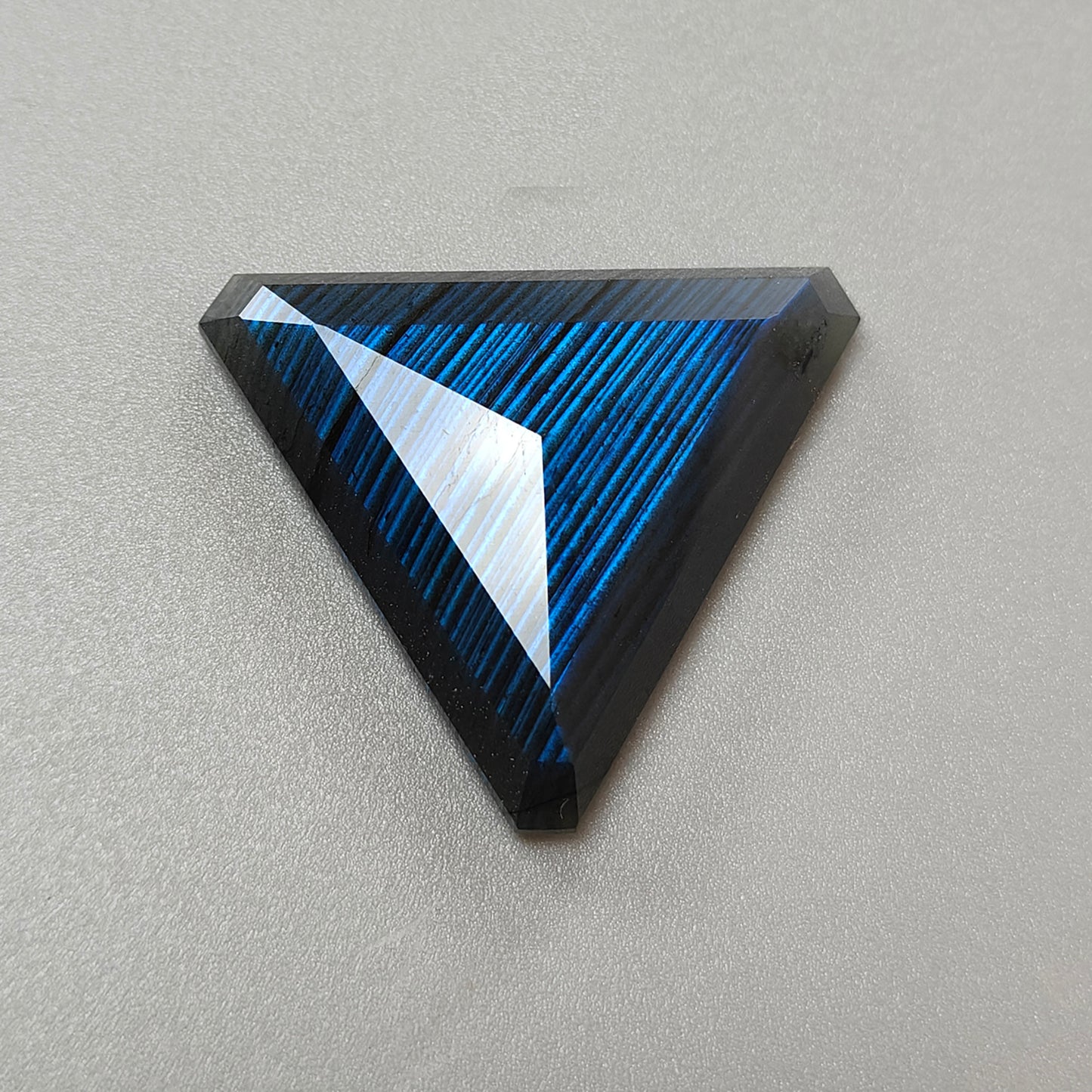 拉长石三角形刻面切割