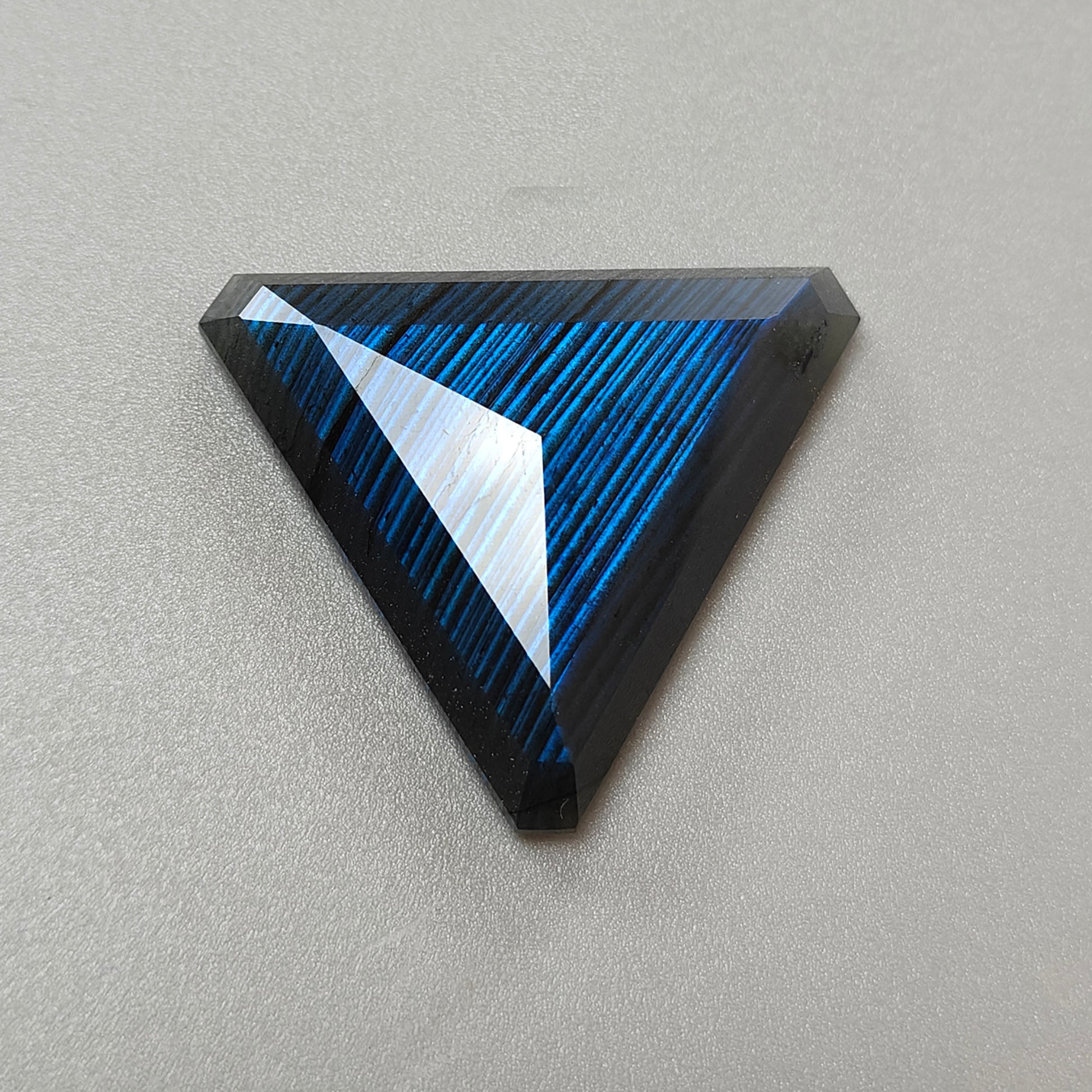 拉长石三角形刻面切割