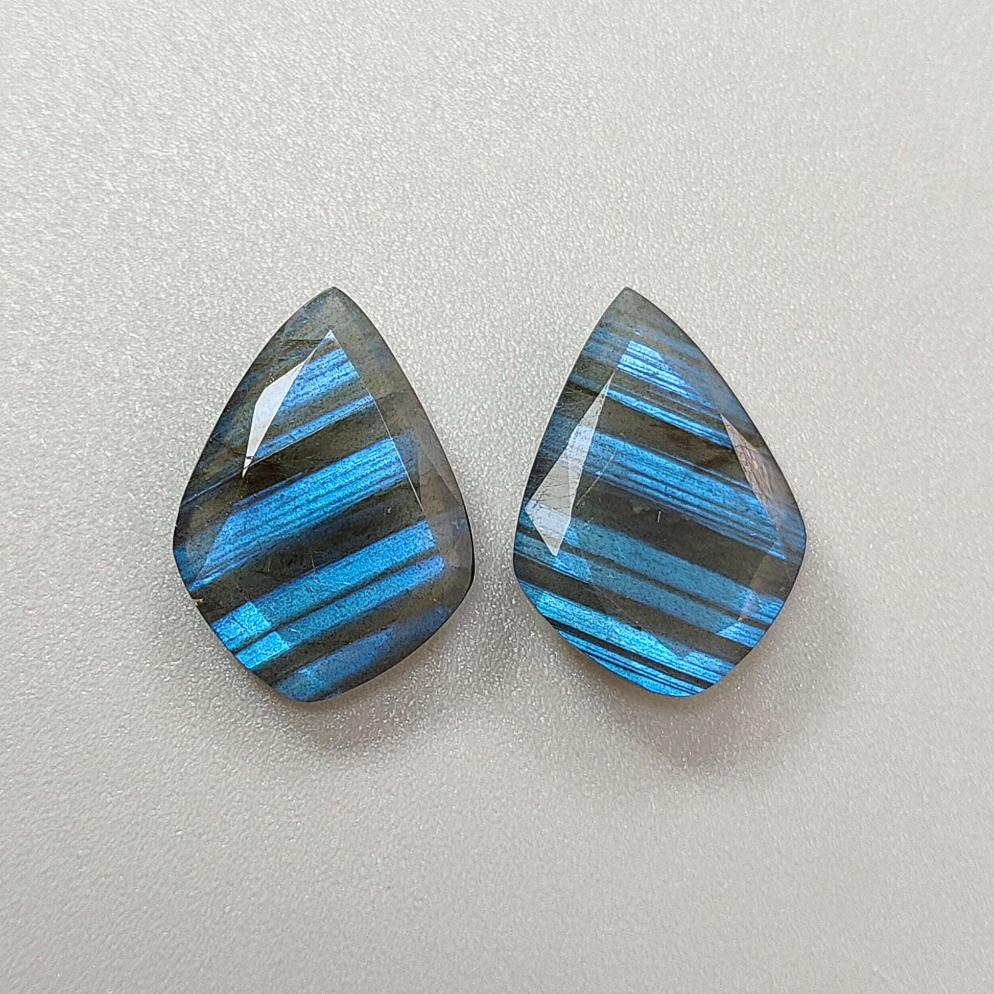 قطع اللابرادوريت متعدد الأوجه