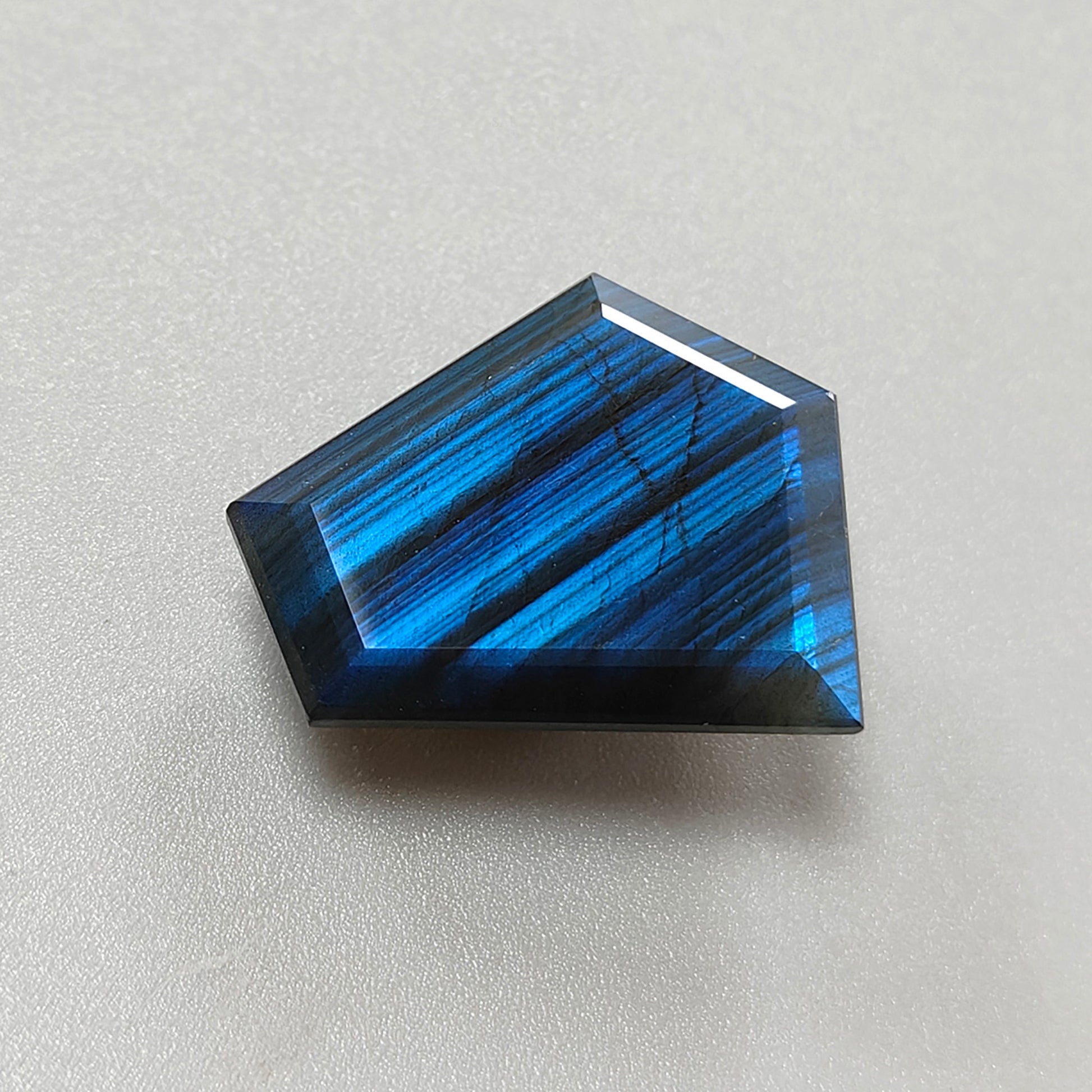 Taglio sfaccettato di Lbardorite