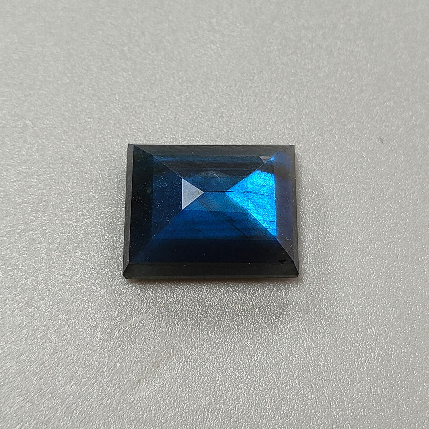 ラブラドライトのファセット加工バゲットシェイプ