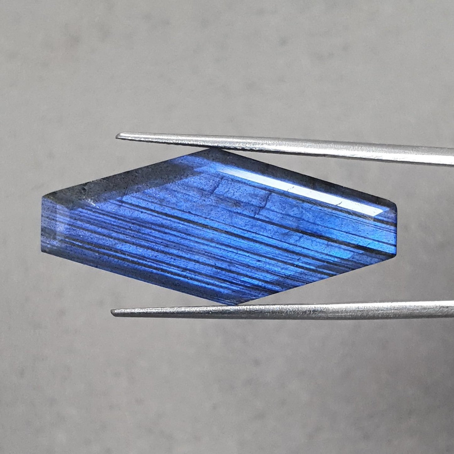 Rainbow Flashing Labradorite Fancy Cut: 18.30cts Natural Untreated Unheated Blue Labradorite Uneven Shape 1pc For Jewelry 35*15mm