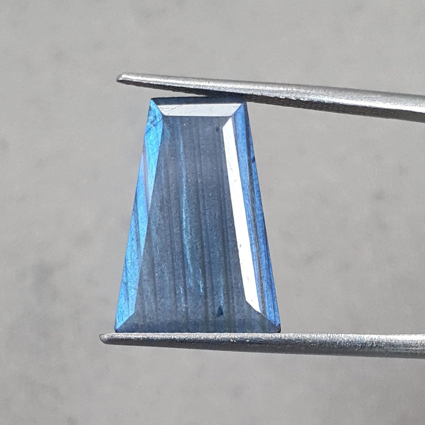 Rainbow Flashing Labradorite Fancy Cut: 6.20cts Natural Untreated Unheated Blue Labradorite Trapezium Shape 1pc For Jewelry 17*12mm