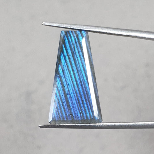 Rainbow Flashing Labradorite Fancy Cut: 7.20cts Natural Untreated Unheated Blue Labradorite Trapezium Shape 1pc For Jewelry 21*12mm