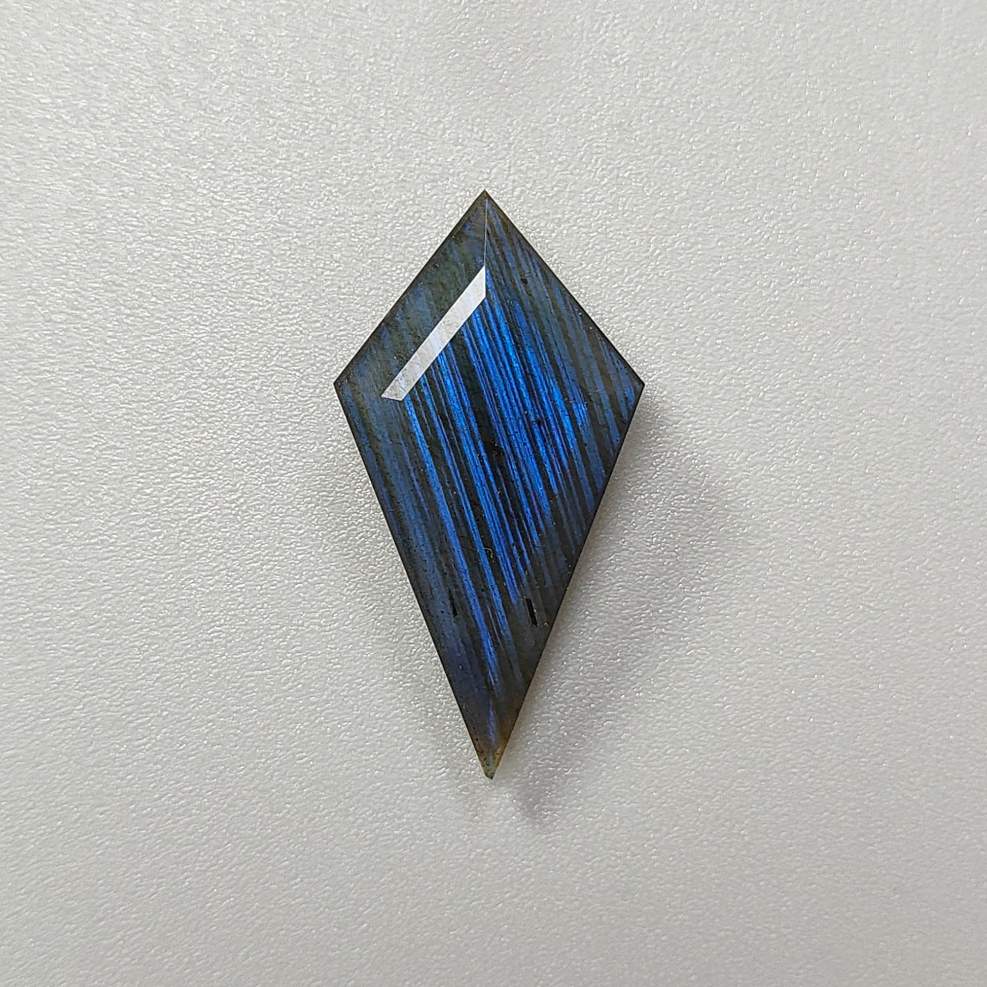 ブルーラブラドライト ファンシーファセットカット