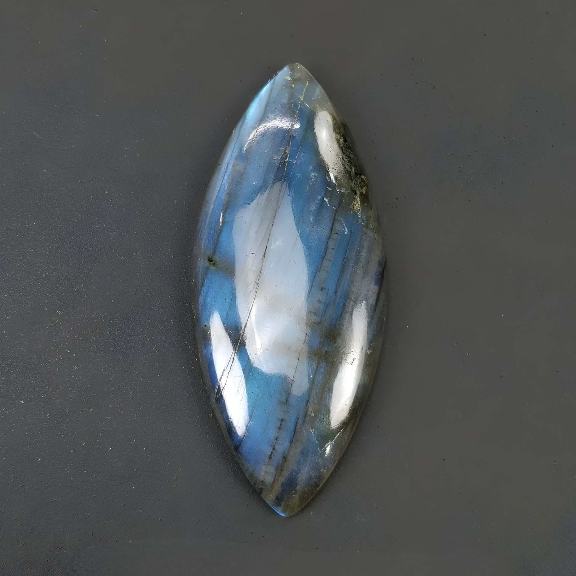 gemma di labradorite a cabochon