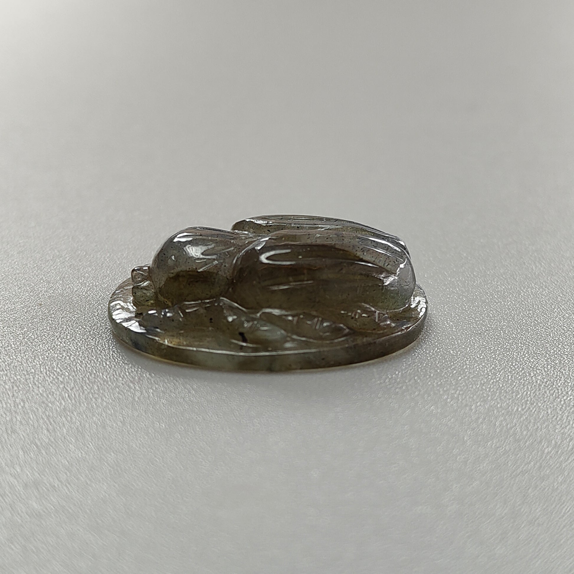 ラブラドライトのスカラベ彫刻