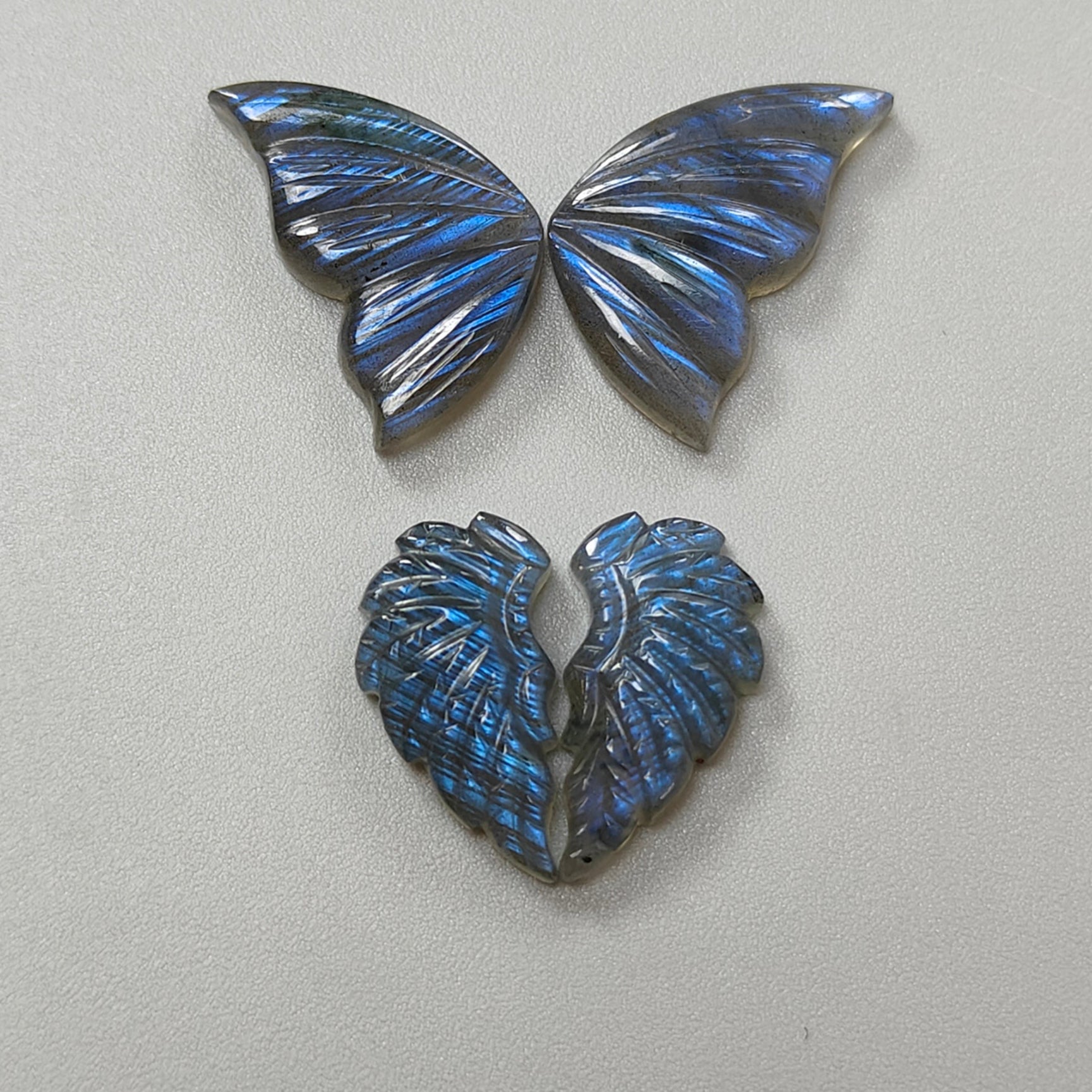 Farfalla in labradorite, ali d'angelo intagliate