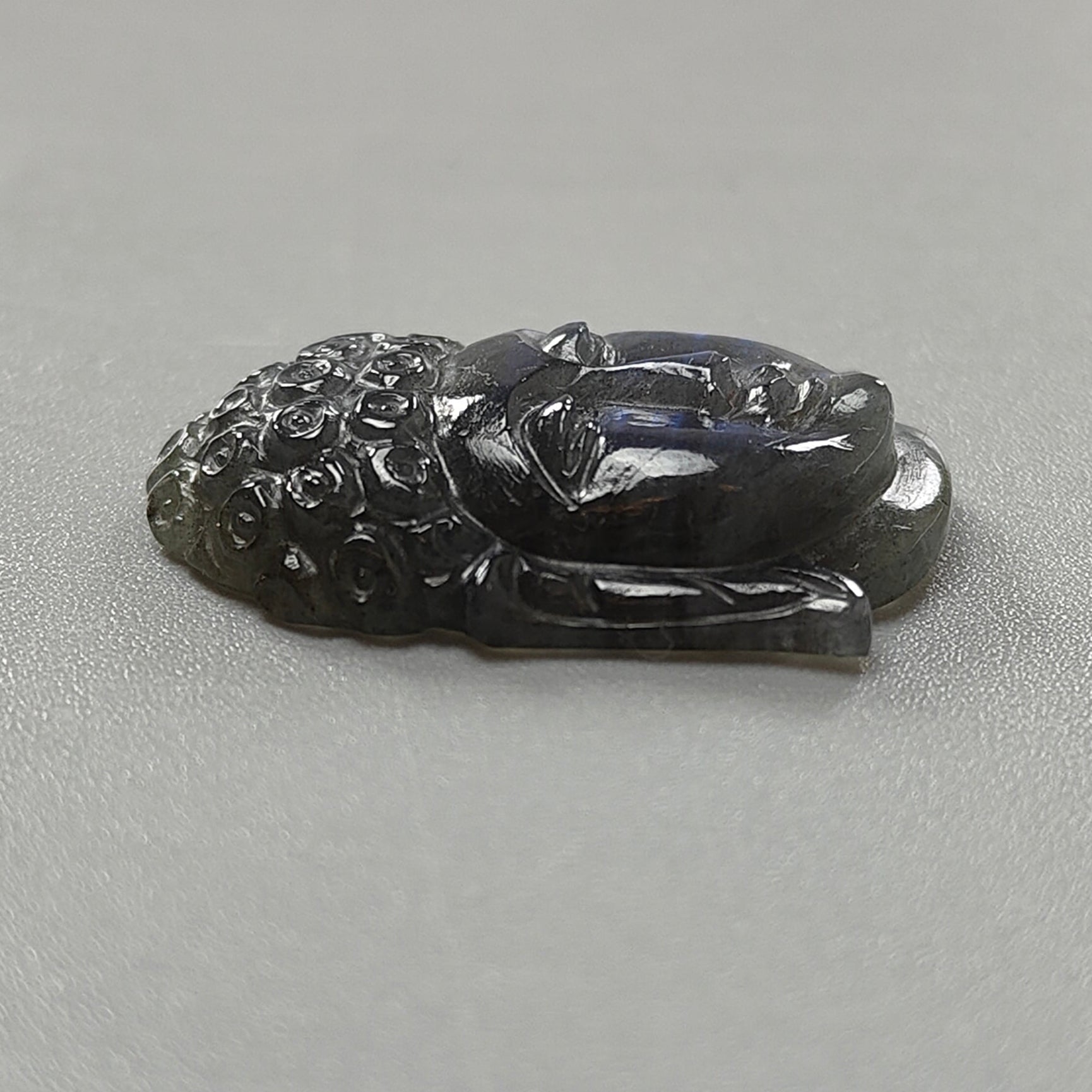 ブルーラブラドライトの仏像彫刻