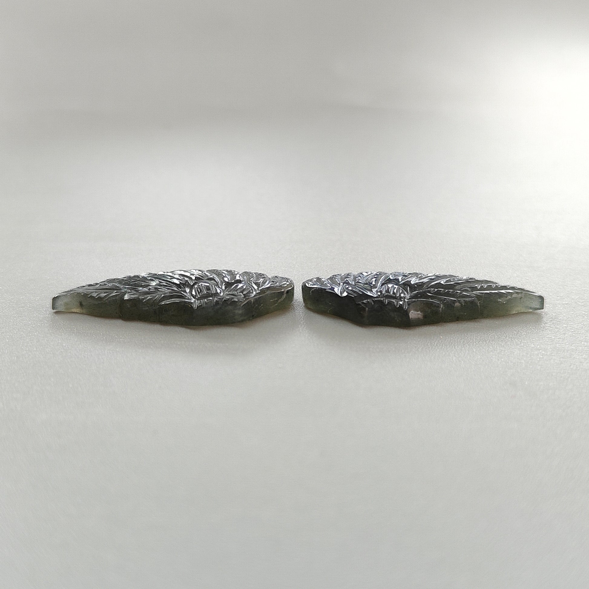 ブルーラブラドライトの蝶の彫刻