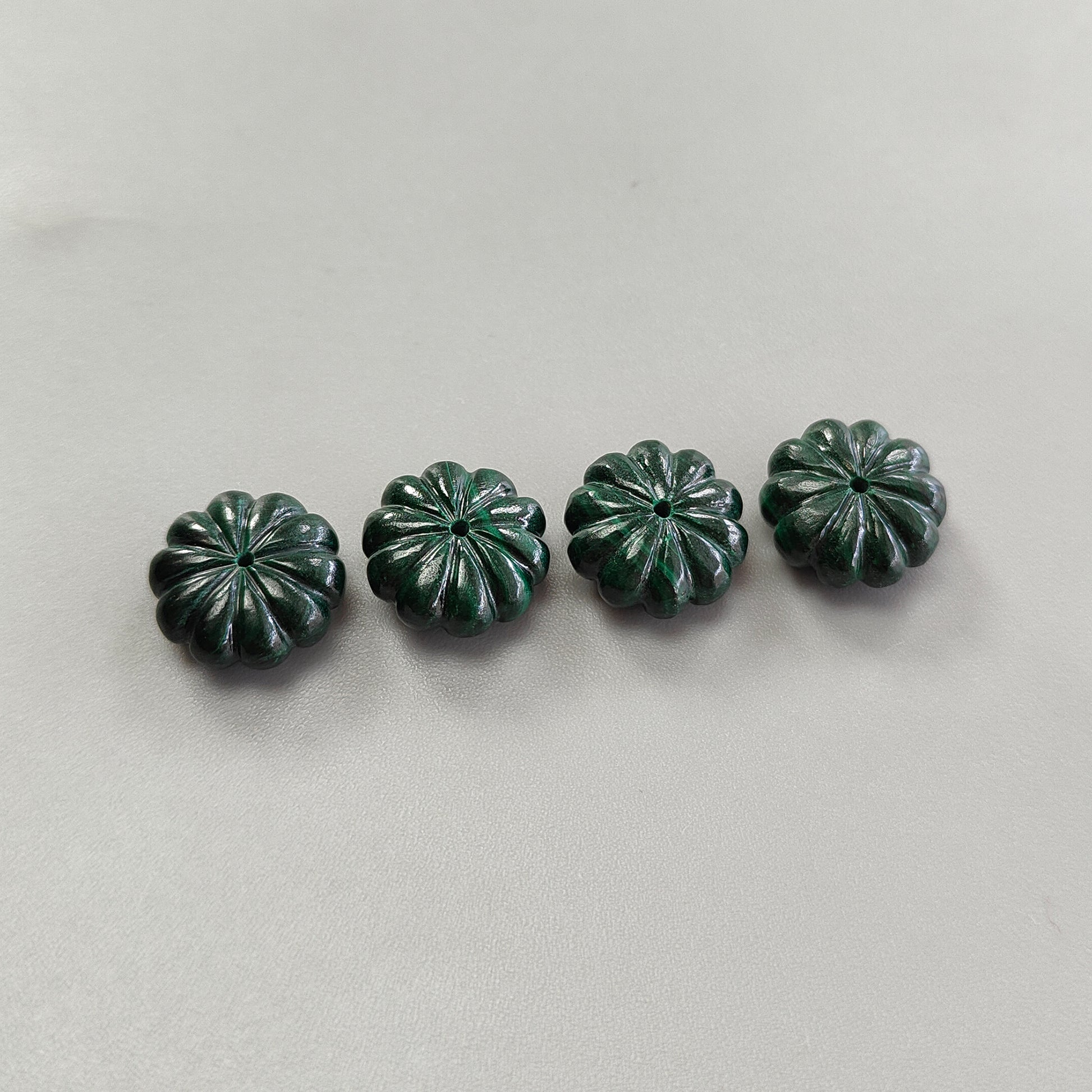 Perline sciolte in malachite intagliata